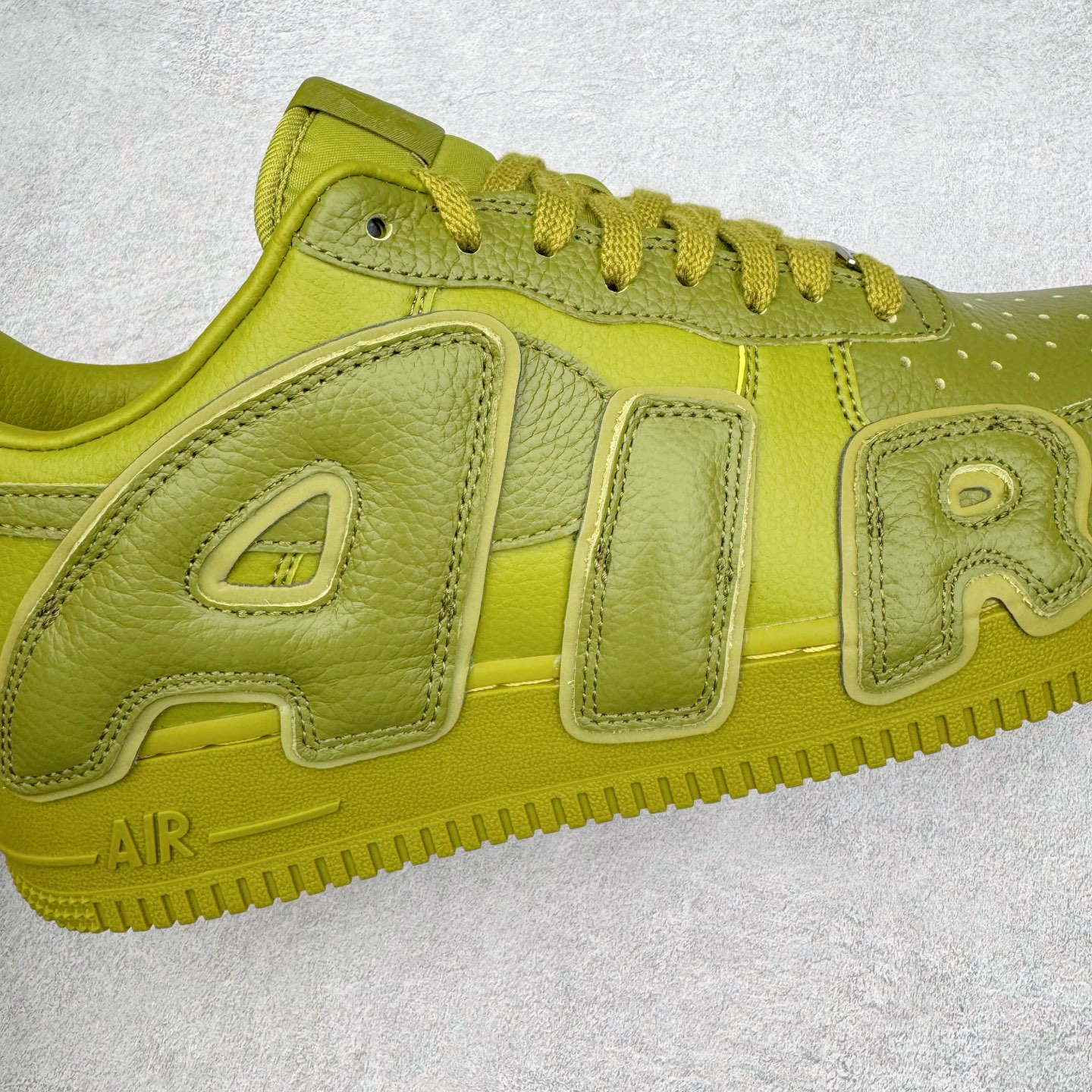 图片[14]-＃S2纯原 CPFM x NK Air Force 1 07 Low 空军一号系列低帮经典百搭休闲运动板鞋“联名放大补丁字母” FQ7069-300 近日，A$AP Bari 在其官方社交媒体上预告了 Cactus Plant Flea Market (CPFM) 和 Nike Air Force 1 Low 的全新配色。此次全新推出的紫色和苔藓绿配色，保留了原始黑白版本的标志性风格，均采用皮革鞋面、尼龙鞋舌、带有反光底衬的「AIR SUNSHINE」及同色 AF1 橡胶鞋底。尺码：39 40 40.5 41 42 42.5 43 44 44.5 45 46 47.5 48.5-选品中心