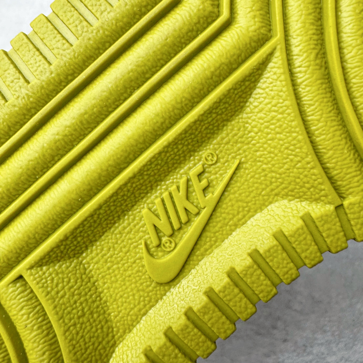 图片[11]-＃S2纯原 CPFM x NK Air Force 1 07 Low 空军一号系列低帮经典百搭休闲运动板鞋“联名放大补丁字母” FQ7069-300 近日，A$AP Bari 在其官方社交媒体上预告了 Cactus Plant Flea Market (CPFM) 和 Nike Air Force 1 Low 的全新配色。此次全新推出的紫色和苔藓绿配色，保留了原始黑白版本的标志性风格，均采用皮革鞋面、尼龙鞋舌、带有反光底衬的「AIR SUNSHINE」及同色 AF1 橡胶鞋底。尺码：39 40 40.5 41 42 42.5 43 44 44.5 45 46 47.5 48.5-选品中心