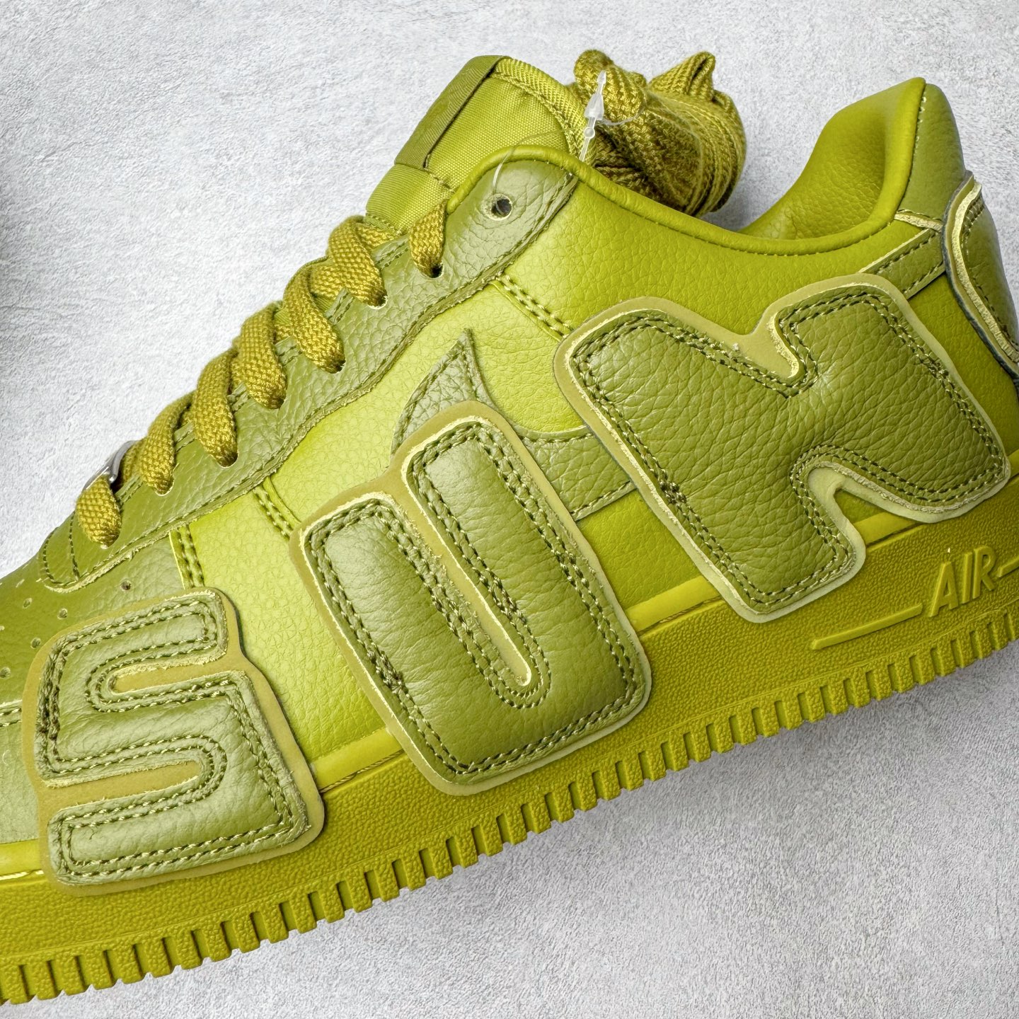 图片[10]-＃S2纯原 CPFM x NK Air Force 1 07 Low 空军一号系列低帮经典百搭休闲运动板鞋“联名放大补丁字母” FQ7069-300 近日，A$AP Bari 在其官方社交媒体上预告了 Cactus Plant Flea Market (CPFM) 和 Nike Air Force 1 Low 的全新配色。此次全新推出的紫色和苔藓绿配色，保留了原始黑白版本的标志性风格，均采用皮革鞋面、尼龙鞋舌、带有反光底衬的「AIR SUNSHINE」及同色 AF1 橡胶鞋底。尺码：39 40 40.5 41 42 42.5 43 44 44.5 45 46 47.5 48.5-选品中心