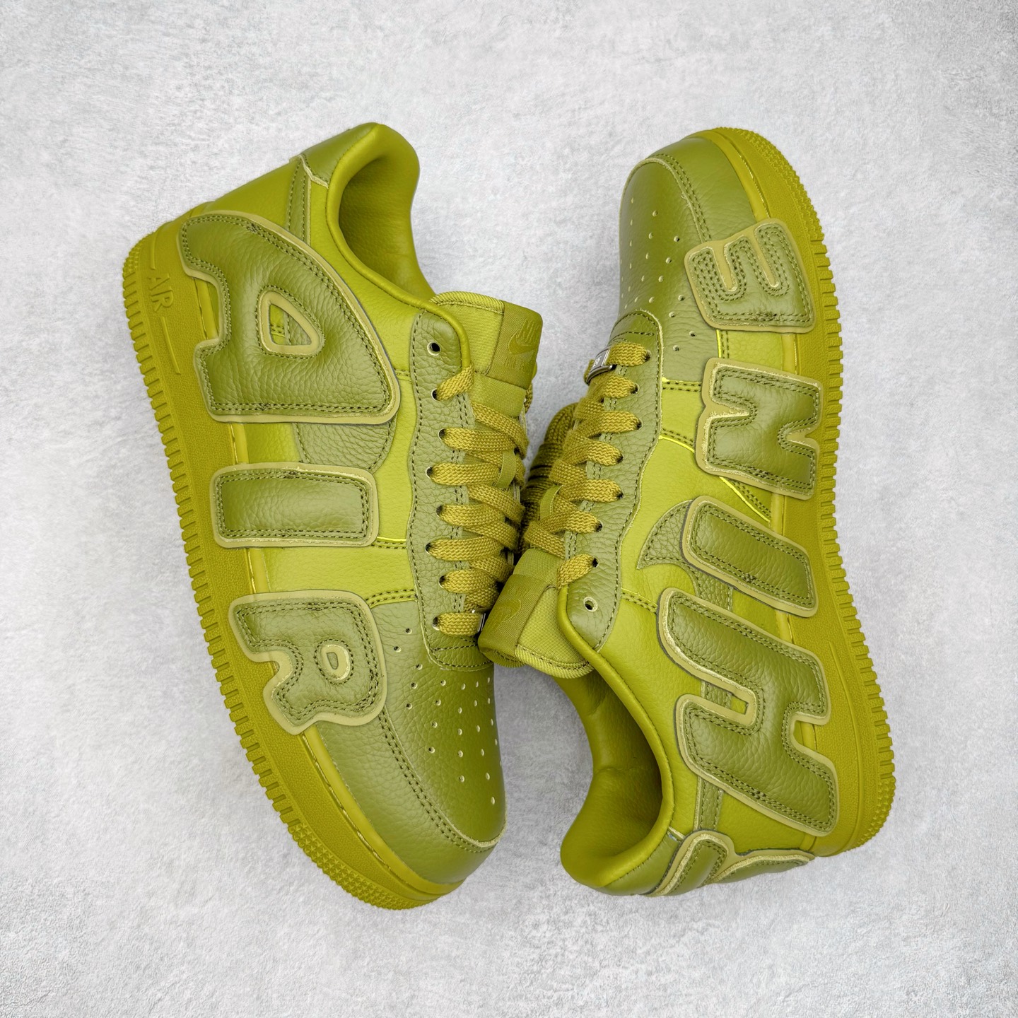 图片[3]-＃S2纯原 CPFM x NK Air Force 1 07 Low 空军一号系列低帮经典百搭休闲运动板鞋“联名放大补丁字母” FQ7069-300 近日，A$AP Bari 在其官方社交媒体上预告了 Cactus Plant Flea Market (CPFM) 和 Nike Air Force 1 Low 的全新配色。此次全新推出的紫色和苔藓绿配色，保留了原始黑白版本的标志性风格，均采用皮革鞋面、尼龙鞋舌、带有反光底衬的「AIR SUNSHINE」及同色 AF1 橡胶鞋底。尺码：39 40 40.5 41 42 42.5 43 44 44.5 45 46 47.5 48.5-选品中心