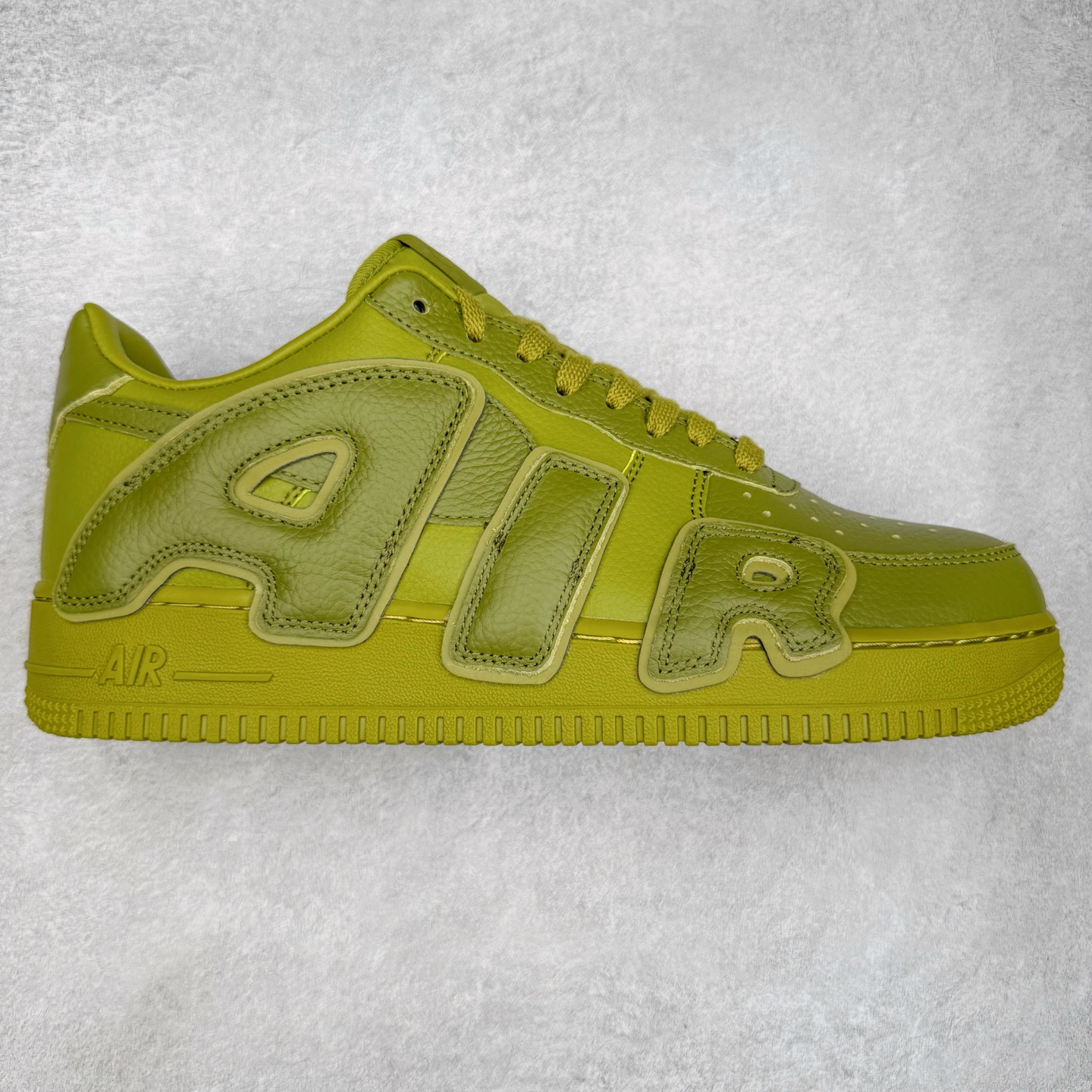 ＃S2纯原 CPFM x NK Air Force 1 07 Low 空军一号系列低帮经典百搭休闲运动板鞋“联名放大补丁字母” FQ7069-300 近日，A$AP Bari 在其官方社交媒体上预告了 Cactus Plant Flea Market (CPFM) 和 Nike Air Force 1 Low 的全新配色。此次全新推出的紫色和苔藓绿配色，保留了原始黑白版本的标志性风格，均采用皮革鞋面、尼龙鞋舌、带有反光底衬的「AIR SUNSHINE」及同色 AF1 橡胶鞋底。尺码：39 40 40.5 41 42 42.5 43 44 44.5 45 46 47.5 48.5-选品中心