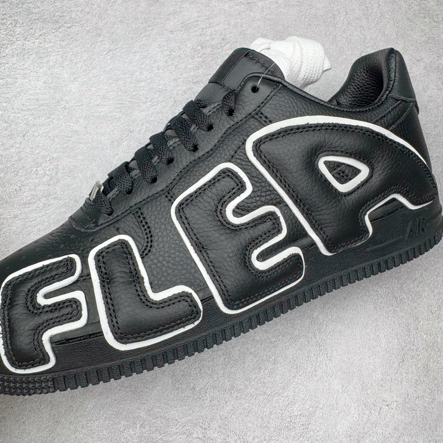 图片[10]-＃S2纯原 CPFM x NK Air Force 1 07 Low 空军一号系列低帮经典百搭休闲运动板鞋“联名放大补丁字母” HJ8463-001 近日，A$AP Bari 在其官方社交媒体上预告了 Cactus Plant Flea Market (CPFM) 和 Nike Air Force 1 Low 的全新配色。此次全新推出的紫色和苔藓绿配色，保留了原始黑白版本的标志性风格，均采用皮革鞋面、尼龙鞋舌、带有反光底衬的「AIR SUNSHINE」及同色 AF1 橡胶鞋底。尺码：39 40 40.5 41 42 42.5 43 44 44.5 45 46 47.5 48.5-选品中心