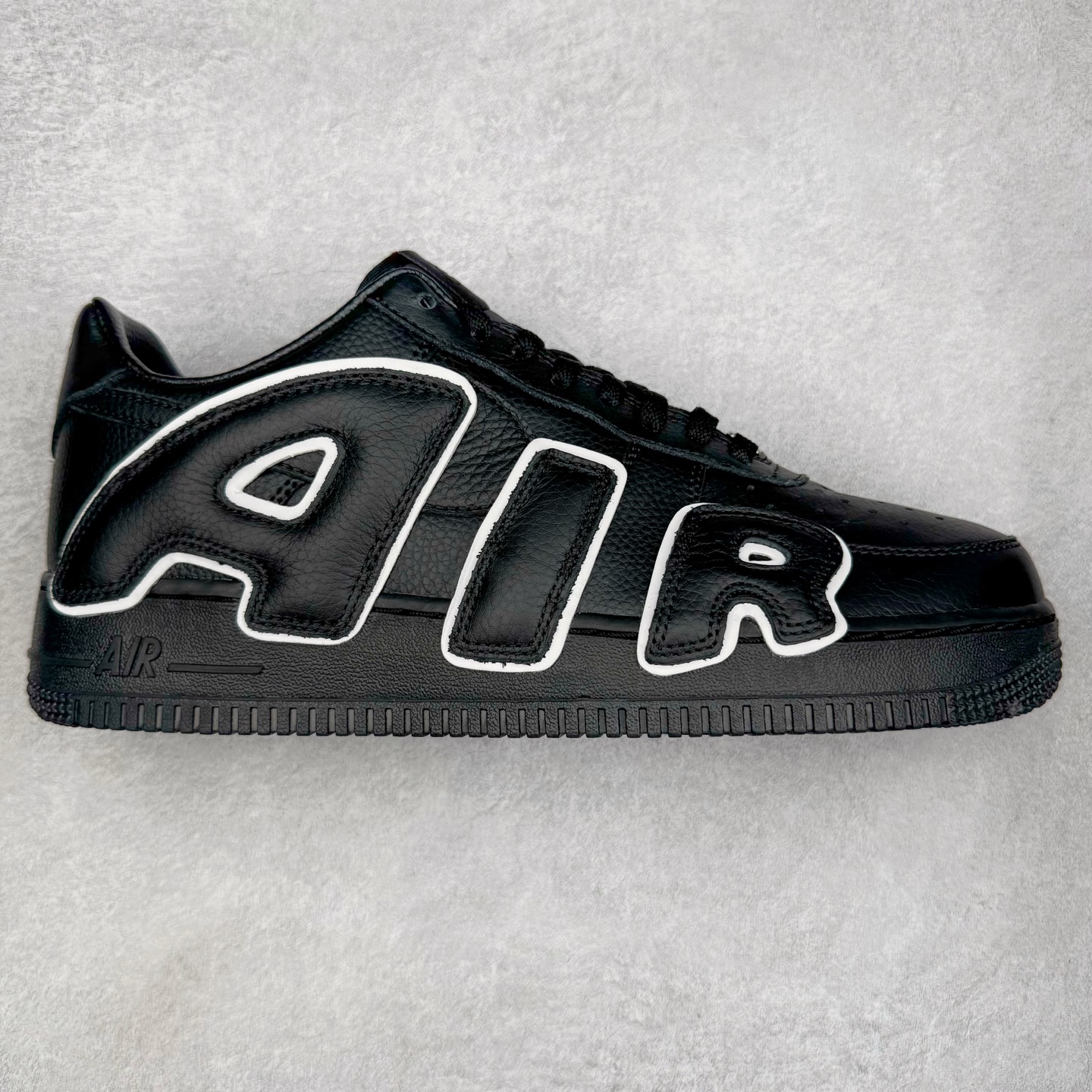 ＃S2纯原 CPFM x NK Air Force 1 07 Low 空军一号系列低帮经典百搭休闲运动板鞋“联名放大补丁字母” HJ8463-001 近日，A$AP Bari 在其官方社交媒体上预告了 Cactus Plant Flea Market (CPFM) 和 Nike Air Force 1 Low 的全新配色。此次全新推出的紫色和苔藓绿配色，保留了原始黑白版本的标志性风格，均采用皮革鞋面、尼龙鞋舌、带有反光底衬的「AIR SUNSHINE」及同色 AF1 橡胶鞋底。尺码：39 40 40.5 41 42 42.5 43 44 44.5 45 46 47.5 48.5-选品中心