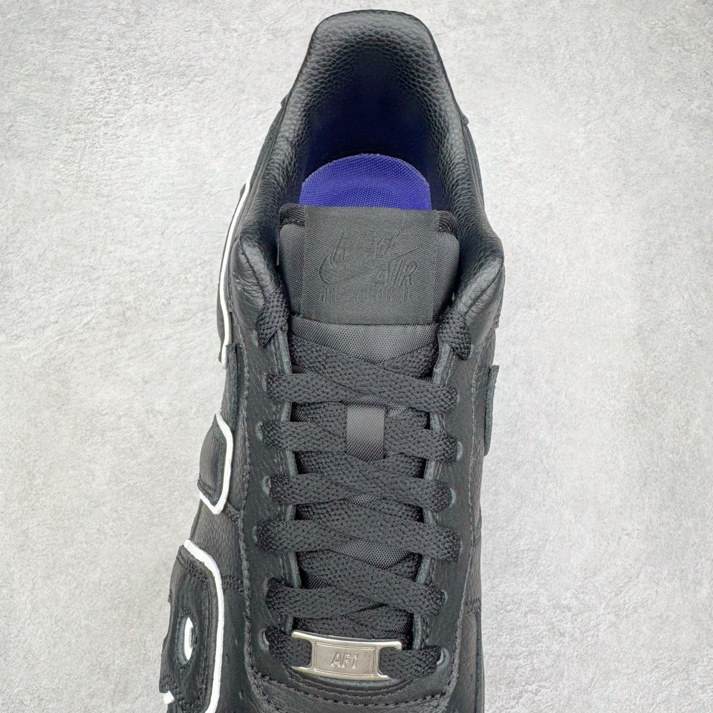 图片[5]-＃S2纯原 CPFM x NK Air Force 1 07 Low 空军一号系列低帮经典百搭休闲运动板鞋“联名放大补丁字母” HJ8463-001 近日，A$AP Bari 在其官方社交媒体上预告了 Cactus Plant Flea Market (CPFM) 和 Nike Air Force 1 Low 的全新配色。此次全新推出的紫色和苔藓绿配色，保留了原始黑白版本的标志性风格，均采用皮革鞋面、尼龙鞋舌、带有反光底衬的「AIR SUNSHINE」及同色 AF1 橡胶鞋底。尺码：39 40 40.5 41 42 42.5 43 44 44.5 45 46 47.5 48.5-选品中心