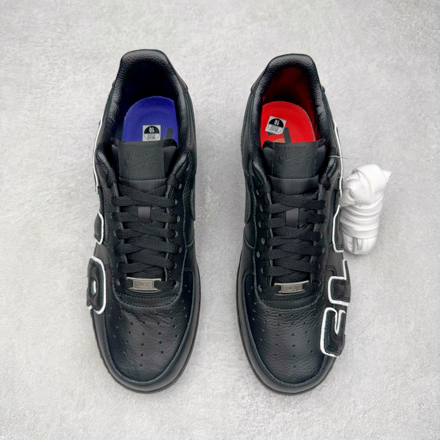 图片[2]-＃S2纯原 CPFM x NK Air Force 1 07 Low 空军一号系列低帮经典百搭休闲运动板鞋“联名放大补丁字母” HJ8463-001 近日，A$AP Bari 在其官方社交媒体上预告了 Cactus Plant Flea Market (CPFM) 和 Nike Air Force 1 Low 的全新配色。此次全新推出的紫色和苔藓绿配色，保留了原始黑白版本的标志性风格，均采用皮革鞋面、尼龙鞋舌、带有反光底衬的「AIR SUNSHINE」及同色 AF1 橡胶鞋底。尺码：39 40 40.5 41 42 42.5 43 44 44.5 45 46 47.5 48.5-选品中心