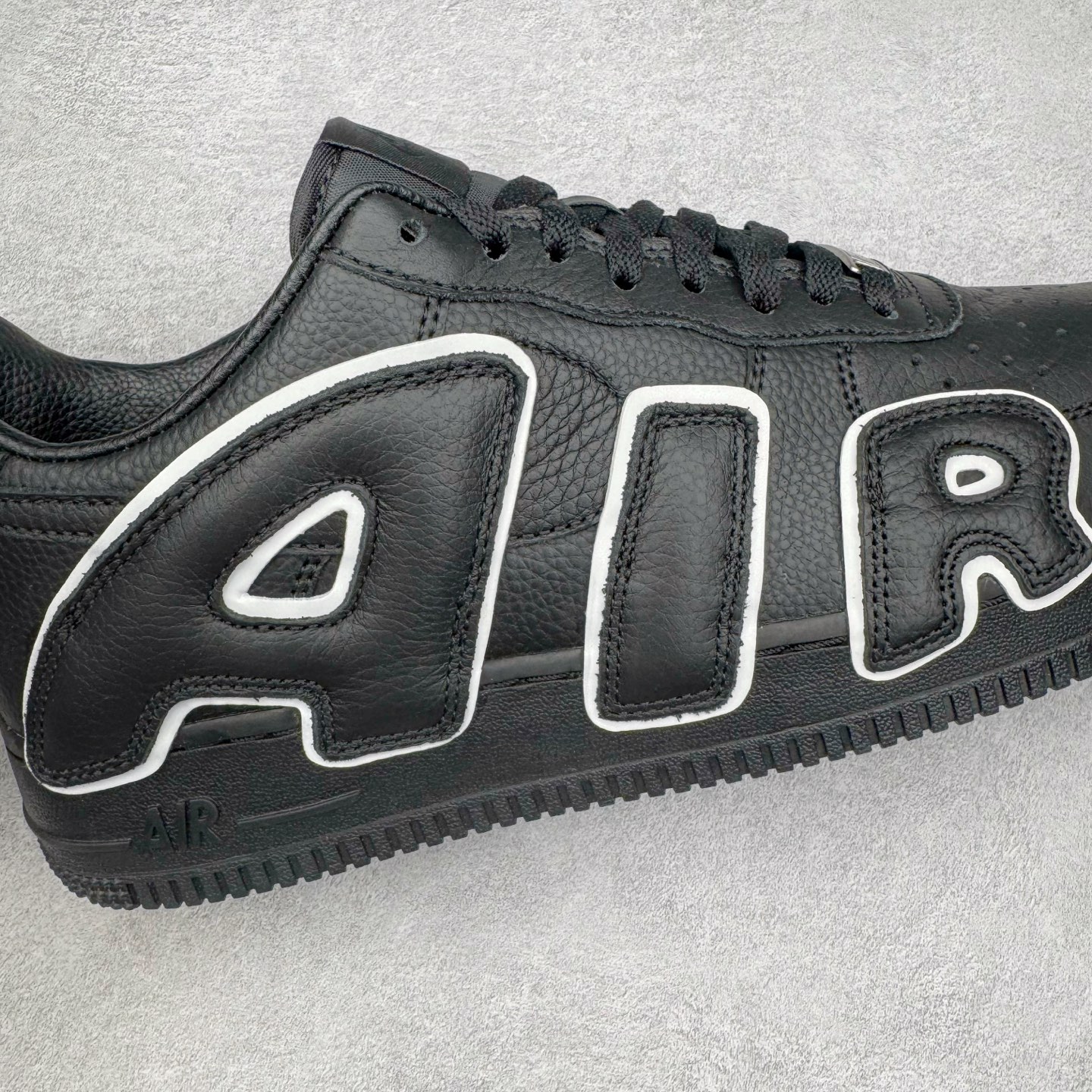 图片[16]-＃S2纯原 CPFM x NK Air Force 1 07 Low 空军一号系列低帮经典百搭休闲运动板鞋“联名放大补丁字母” HJ8463-001 近日，A$AP Bari 在其官方社交媒体上预告了 Cactus Plant Flea Market (CPFM) 和 Nike Air Force 1 Low 的全新配色。此次全新推出的紫色和苔藓绿配色，保留了原始黑白版本的标志性风格，均采用皮革鞋面、尼龙鞋舌、带有反光底衬的「AIR SUNSHINE」及同色 AF1 橡胶鞋底。尺码：39 40 40.5 41 42 42.5 43 44 44.5 45 46 47.5 48.5-选品中心