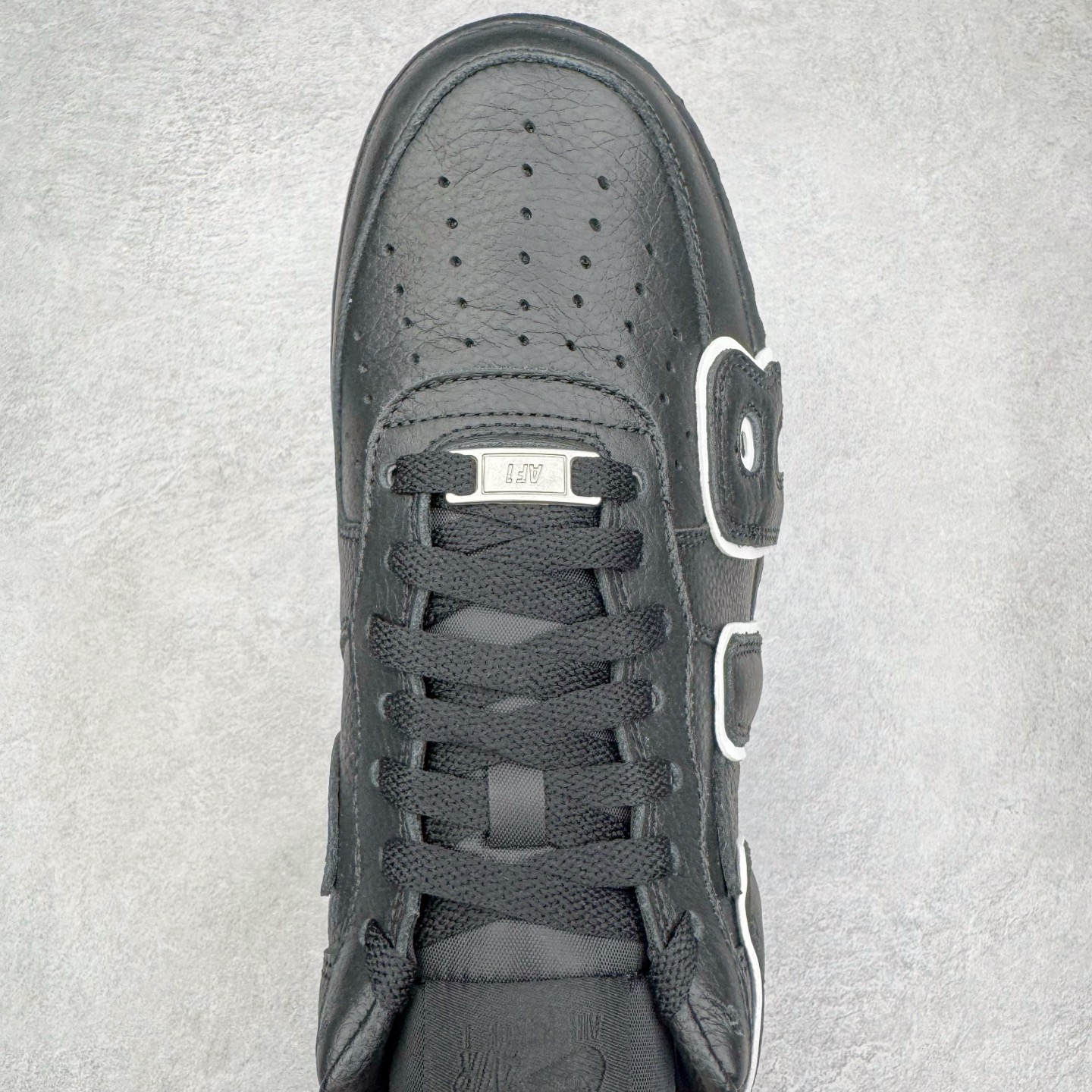 图片[4]-＃S2纯原 CPFM x NK Air Force 1 07 Low 空军一号系列低帮经典百搭休闲运动板鞋“联名放大补丁字母” HJ8463-001 近日，A$AP Bari 在其官方社交媒体上预告了 Cactus Plant Flea Market (CPFM) 和 Nike Air Force 1 Low 的全新配色。此次全新推出的紫色和苔藓绿配色，保留了原始黑白版本的标志性风格，均采用皮革鞋面、尼龙鞋舌、带有反光底衬的「AIR SUNSHINE」及同色 AF1 橡胶鞋底。尺码：39 40 40.5 41 42 42.5 43 44 44.5 45 46 47.5 48.5-选品中心