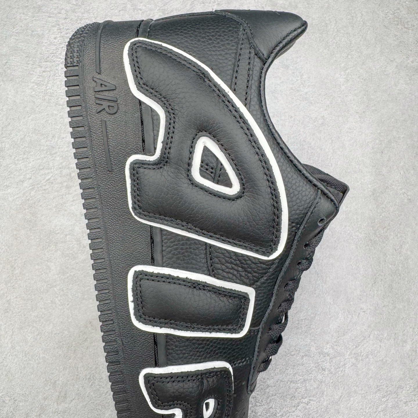 图片[6]-＃S2纯原 CPFM x NK Air Force 1 07 Low 空军一号系列低帮经典百搭休闲运动板鞋“联名放大补丁字母” HJ8463-001 近日，A$AP Bari 在其官方社交媒体上预告了 Cactus Plant Flea Market (CPFM) 和 Nike Air Force 1 Low 的全新配色。此次全新推出的紫色和苔藓绿配色，保留了原始黑白版本的标志性风格，均采用皮革鞋面、尼龙鞋舌、带有反光底衬的「AIR SUNSHINE」及同色 AF1 橡胶鞋底。尺码：39 40 40.5 41 42 42.5 43 44 44.5 45 46 47.5 48.5-选品中心