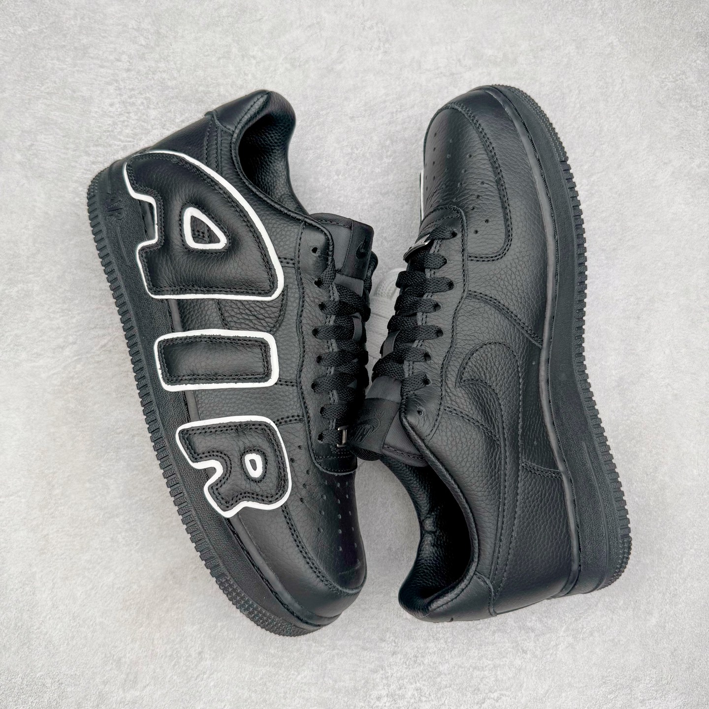 图片[3]-＃S2纯原 CPFM x NK Air Force 1 07 Low 空军一号系列低帮经典百搭休闲运动板鞋“联名放大补丁字母” HJ8463-001 近日，A$AP Bari 在其官方社交媒体上预告了 Cactus Plant Flea Market (CPFM) 和 Nike Air Force 1 Low 的全新配色。此次全新推出的紫色和苔藓绿配色，保留了原始黑白版本的标志性风格，均采用皮革鞋面、尼龙鞋舌、带有反光底衬的「AIR SUNSHINE」及同色 AF1 橡胶鞋底。尺码：39 40 40.5 41 42 42.5 43 44 44.5 45 46 47.5 48.5-选品中心