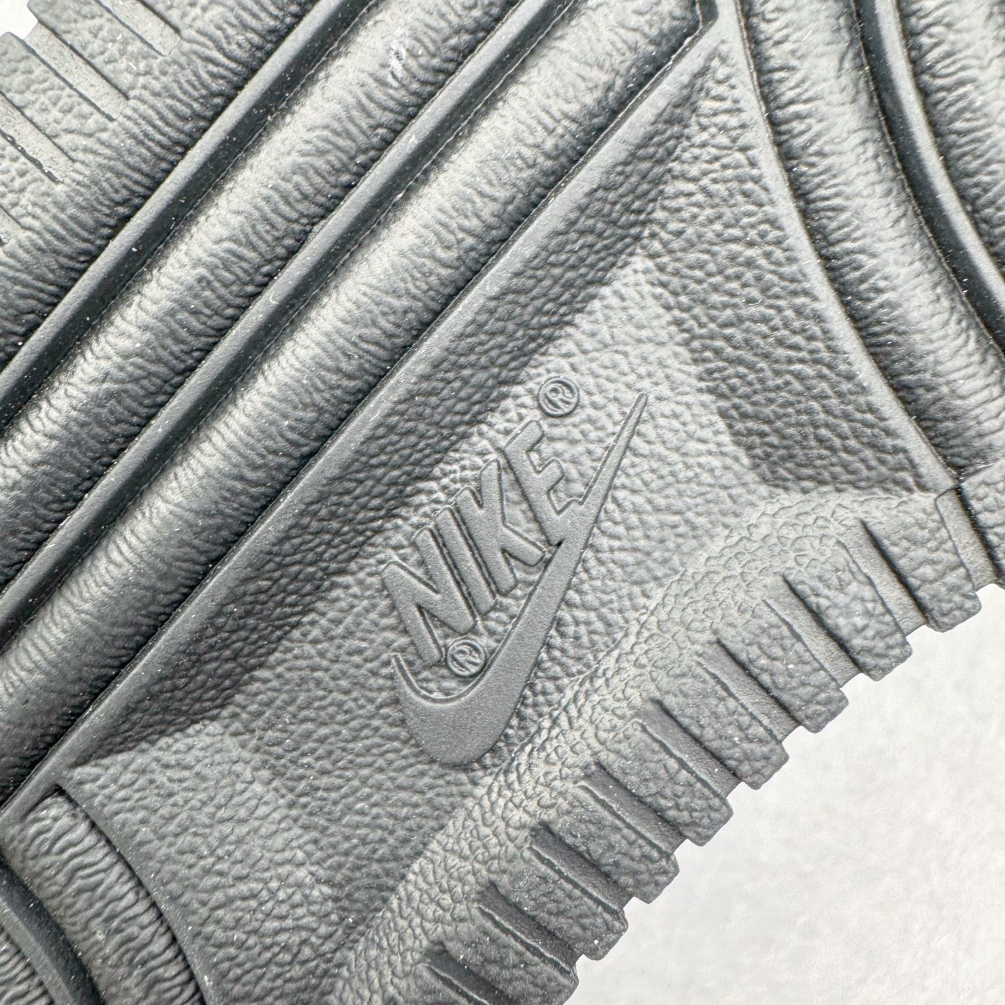 图片[21]-＃S2纯原 CPFM x NK Air Force 1 07 Low 空军一号系列低帮经典百搭休闲运动板鞋“联名放大补丁字母” HJ8463-001 近日，A$AP Bari 在其官方社交媒体上预告了 Cactus Plant Flea Market (CPFM) 和 Nike Air Force 1 Low 的全新配色。此次全新推出的紫色和苔藓绿配色，保留了原始黑白版本的标志性风格，均采用皮革鞋面、尼龙鞋舌、带有反光底衬的「AIR SUNSHINE」及同色 AF1 橡胶鞋底。尺码：39 40 40.5 41 42 42.5 43 44 44.5 45 46 47.5 48.5-选品中心