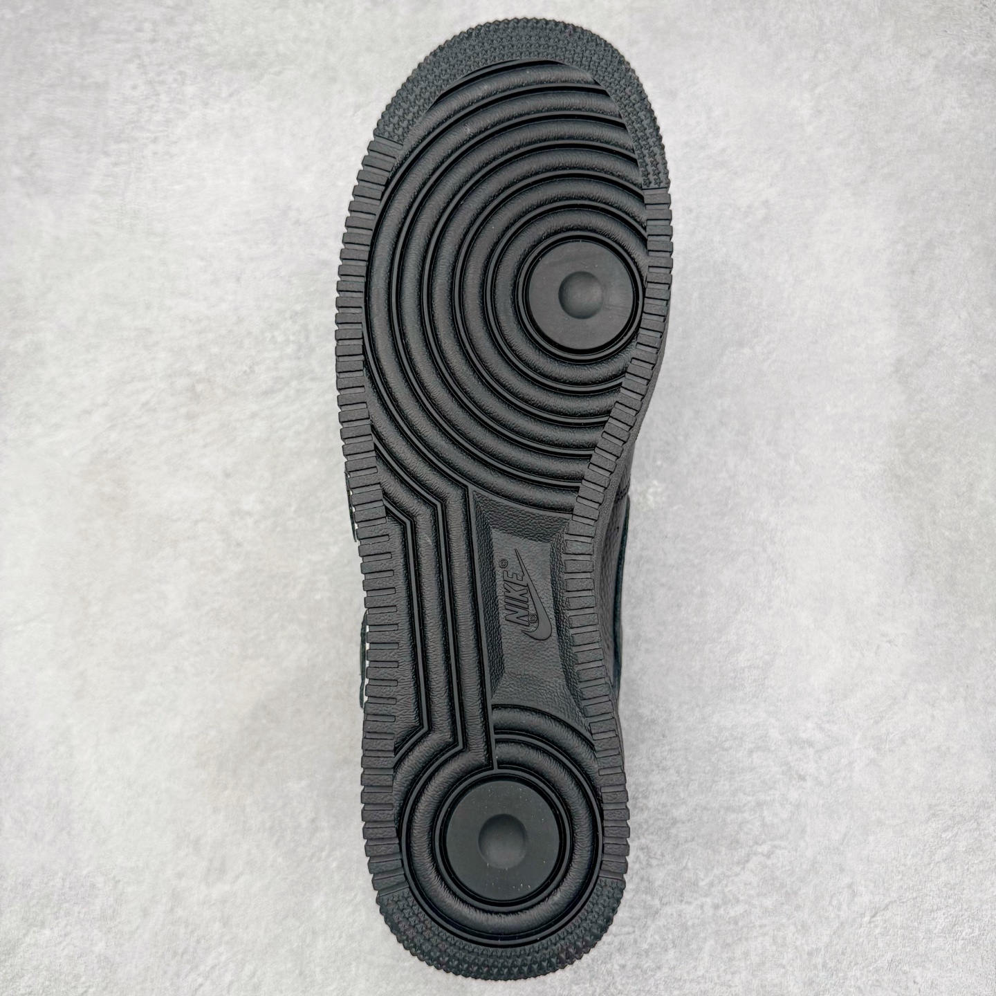 图片[9]-＃S2纯原 CPFM x NK Air Force 1 07 Low 空军一号系列低帮经典百搭休闲运动板鞋“联名放大补丁字母” HJ8463-001 近日，A$AP Bari 在其官方社交媒体上预告了 Cactus Plant Flea Market (CPFM) 和 Nike Air Force 1 Low 的全新配色。此次全新推出的紫色和苔藓绿配色，保留了原始黑白版本的标志性风格，均采用皮革鞋面、尼龙鞋舌、带有反光底衬的「AIR SUNSHINE」及同色 AF1 橡胶鞋底。尺码：39 40 40.5 41 42 42.5 43 44 44.5 45 46 47.5 48.5-选品中心