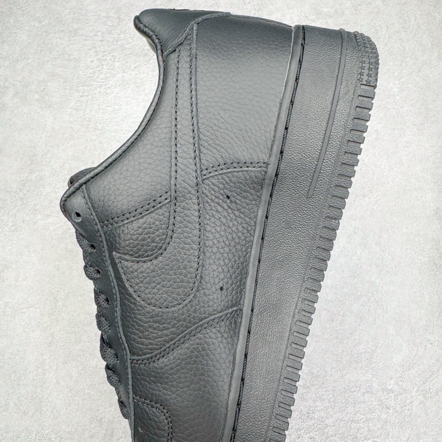 图片[7]-＃S2纯原 CPFM x NK Air Force 1 07 Low 空军一号系列低帮经典百搭休闲运动板鞋“联名放大补丁字母” HJ8463-001 近日，A$AP Bari 在其官方社交媒体上预告了 Cactus Plant Flea Market (CPFM) 和 Nike Air Force 1 Low 的全新配色。此次全新推出的紫色和苔藓绿配色，保留了原始黑白版本的标志性风格，均采用皮革鞋面、尼龙鞋舌、带有反光底衬的「AIR SUNSHINE」及同色 AF1 橡胶鞋底。尺码：39 40 40.5 41 42 42.5 43 44 44.5 45 46 47.5 48.5-选品中心