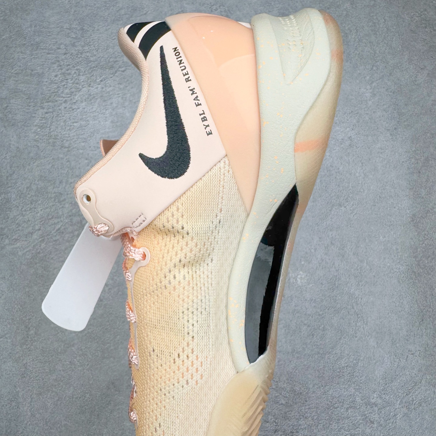 图片[7]-＃灭世海外版 NK Zoom Kobe Ⅷ System 科比8代复刻实战运动低帮文化篮球鞋 水蜜桃HQ3138-800 纯原海外版气垫品质吊打各路纯原 气压➕耐久双重保障 前掌ZOOM TURBO➕后掌马蹄Zoom 后掌澎湃脚感无出其右 全套冲刀改版 鞋型还原度95% 宽脚选手必入货品 鞋头2.5mm上翘空间 不挤脚 完美释放脚趾活动空间 正码正拍 脚型适配性 市场最强没有之一 鞋面工艺全新升级 100%对标正品 原厂聚氨酯蛇鳞 珠光密度同步正品 Swoosh喷漆工艺 还原度接近100% 全新后跟TPU模具 正确S型弧度 区分市场纯原（市场纯原采用公版模具 后跟TPU几乎无弧度）国产天花板橡胶配方 抓地力爆炸 海外口碑炸裂 鞋舌LOGO正确内嵌压印 原厂碳板 正确原盒 厚积薄发 王者归来 拒绝杀猪 拒绝套路 灭世纯原海外版科比系列 致力打造实战第一标杆 尺码：39-47.5 全新模具 正码正拍-选品中心