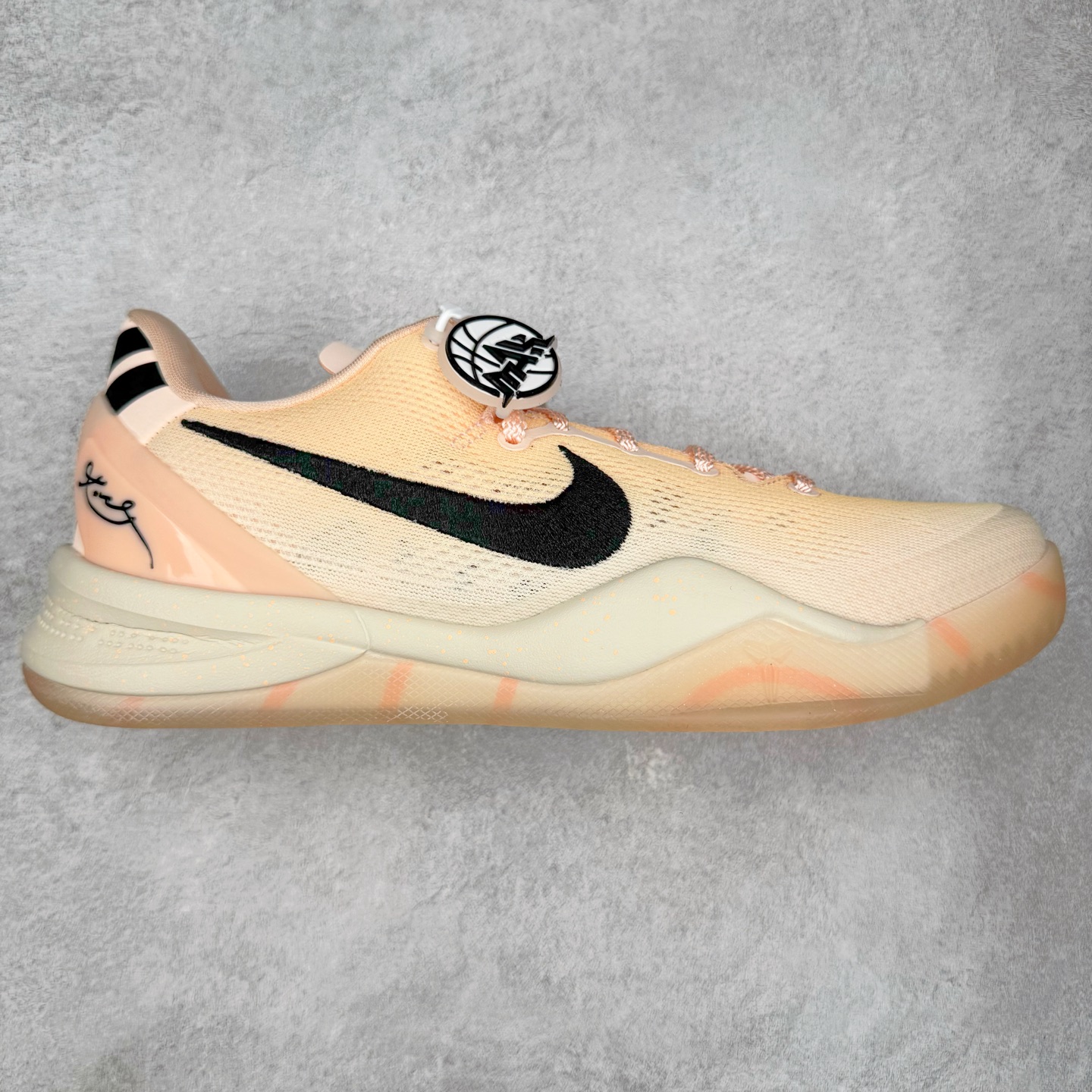 ＃灭世海外版 NK Zoom Kobe Ⅷ System 科比8代复刻实战运动低帮文化篮球鞋 水蜜桃HQ3138-800 纯原海外版气垫品质吊打各路纯原 气压➕耐久双重保障 前掌ZOOM TURBO➕后掌马蹄Zoom 后掌澎湃脚感无出其右 全套冲刀改版 鞋型还原度95% 宽脚选手必入货品 鞋头2.5mm上翘空间 不挤脚 完美释放脚趾活动空间 正码正拍 脚型适配性 市场最强没有之一 鞋面工艺全新升级 100%对标正品 原厂聚氨酯蛇鳞 珠光密度同步正品 Swoosh喷漆工艺 还原度接近100% 全新后跟TPU模具 正确S型弧度 区分市场纯原（市场纯原采用公版模具 后跟TPU几乎无弧度）国产天花板橡胶配方 抓地力爆炸 海外口碑炸裂 鞋舌LOGO正确内嵌压印 原厂碳板 正确原盒 厚积薄发 王者归来 拒绝杀猪 拒绝套路 灭世纯原海外版科比系列 致力打造实战第一标杆 尺码：39-47.5 全新模具 正码正拍-选品中心