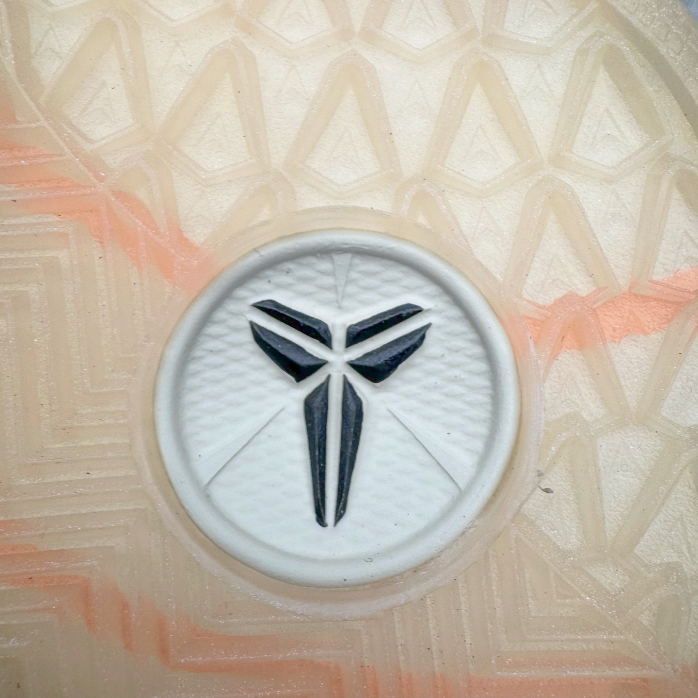 图片[24]-＃灭世海外版 NK Zoom Kobe Ⅷ System 科比8代复刻实战运动低帮文化篮球鞋 水蜜桃HQ3138-800 纯原海外版气垫品质吊打各路纯原 气压➕耐久双重保障 前掌ZOOM TURBO➕后掌马蹄Zoom 后掌澎湃脚感无出其右 全套冲刀改版 鞋型还原度95% 宽脚选手必入货品 鞋头2.5mm上翘空间 不挤脚 完美释放脚趾活动空间 正码正拍 脚型适配性 市场最强没有之一 鞋面工艺全新升级 100%对标正品 原厂聚氨酯蛇鳞 珠光密度同步正品 Swoosh喷漆工艺 还原度接近100% 全新后跟TPU模具 正确S型弧度 区分市场纯原（市场纯原采用公版模具 后跟TPU几乎无弧度）国产天花板橡胶配方 抓地力爆炸 海外口碑炸裂 鞋舌LOGO正确内嵌压印 原厂碳板 正确原盒 厚积薄发 王者归来 拒绝杀猪 拒绝套路 灭世纯原海外版科比系列 致力打造实战第一标杆 尺码：39-47.5 全新模具 正码正拍-选品中心