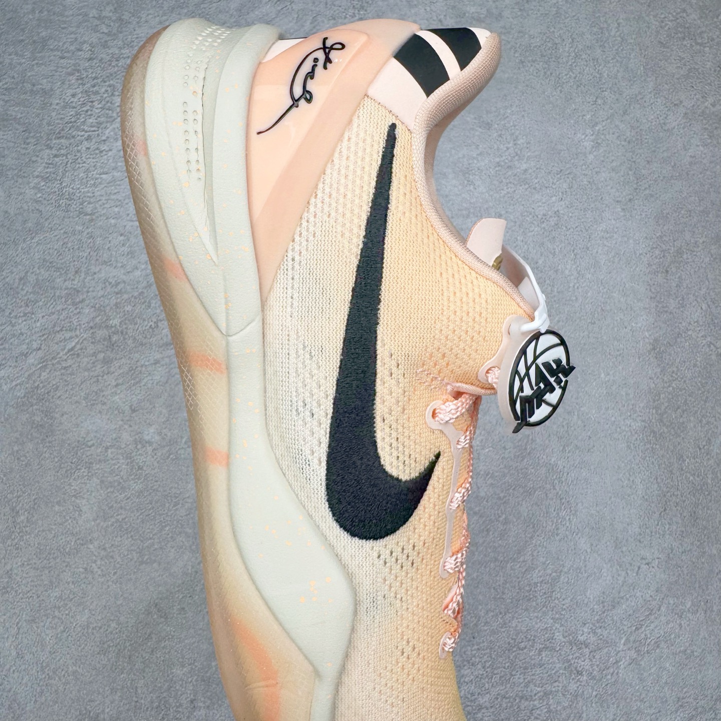 图片[6]-＃灭世海外版 NK Zoom Kobe Ⅷ System 科比8代复刻实战运动低帮文化篮球鞋 水蜜桃HQ3138-800 纯原海外版气垫品质吊打各路纯原 气压➕耐久双重保障 前掌ZOOM TURBO➕后掌马蹄Zoom 后掌澎湃脚感无出其右 全套冲刀改版 鞋型还原度95% 宽脚选手必入货品 鞋头2.5mm上翘空间 不挤脚 完美释放脚趾活动空间 正码正拍 脚型适配性 市场最强没有之一 鞋面工艺全新升级 100%对标正品 原厂聚氨酯蛇鳞 珠光密度同步正品 Swoosh喷漆工艺 还原度接近100% 全新后跟TPU模具 正确S型弧度 区分市场纯原（市场纯原采用公版模具 后跟TPU几乎无弧度）国产天花板橡胶配方 抓地力爆炸 海外口碑炸裂 鞋舌LOGO正确内嵌压印 原厂碳板 正确原盒 厚积薄发 王者归来 拒绝杀猪 拒绝套路 灭世纯原海外版科比系列 致力打造实战第一标杆 尺码：39-47.5 全新模具 正码正拍-选品中心