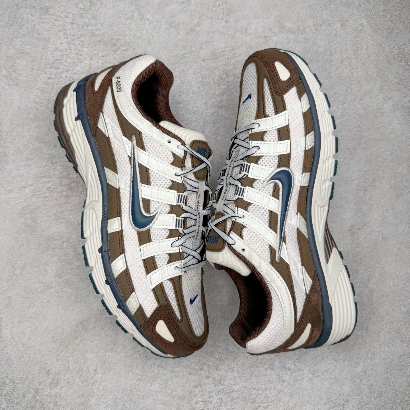 图片[3]-＃CS纯原 NK P-6000 系列低帮复古老爹风休闲运动舒适慢跑鞋 HV8972-001 购入原鞋原装纸板楦头开发 独家私模四层组合大底 市场唯一正确版本 良心定价 新配色陆续出货 进口三文治网面 融合 Pegasus 过往运动鞋设计 助力 21 世纪早期跑步运动跃升时尚新高度 采用透气网眼布、运动风格线条和耐穿覆面 兼具吸睛外观和舒适感受 中底泡绵以田径赛道为灵感 打造厚实设计 缔造出众缓震性能 尺码：36 36.5 37.5 38 38.5 39 40 40.5 41 42 42.5 43 44 44.5 45-选品中心