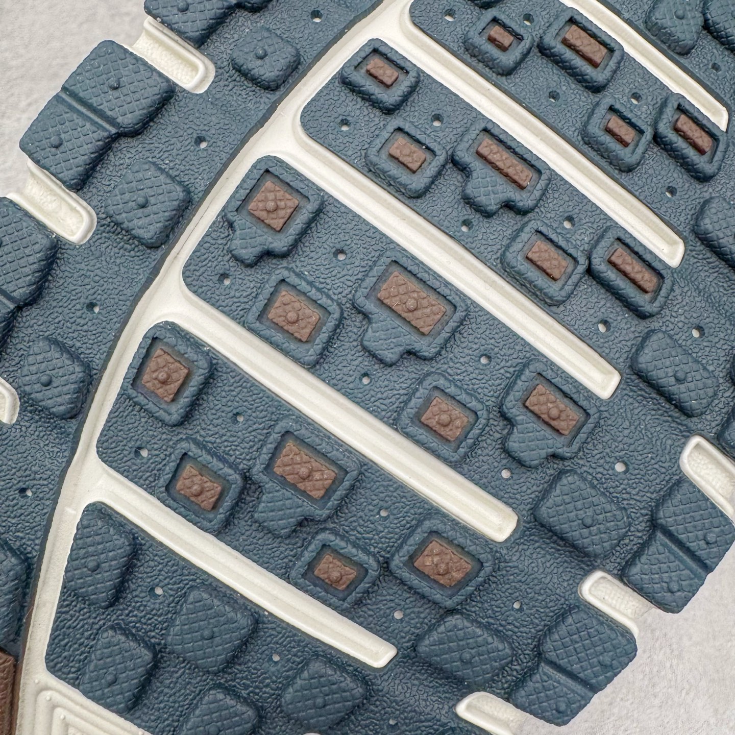 图片[21]-＃CS纯原 NK P-6000 系列低帮复古老爹风休闲运动舒适慢跑鞋 HV8972-001 购入原鞋原装纸板楦头开发 独家私模四层组合大底 市场唯一正确版本 良心定价 新配色陆续出货 进口三文治网面 融合 Pegasus 过往运动鞋设计 助力 21 世纪早期跑步运动跃升时尚新高度 采用透气网眼布、运动风格线条和耐穿覆面 兼具吸睛外观和舒适感受 中底泡绵以田径赛道为灵感 打造厚实设计 缔造出众缓震性能 尺码：36 36.5 37.5 38 38.5 39 40 40.5 41 42 42.5 43 44 44.5 45-选品中心