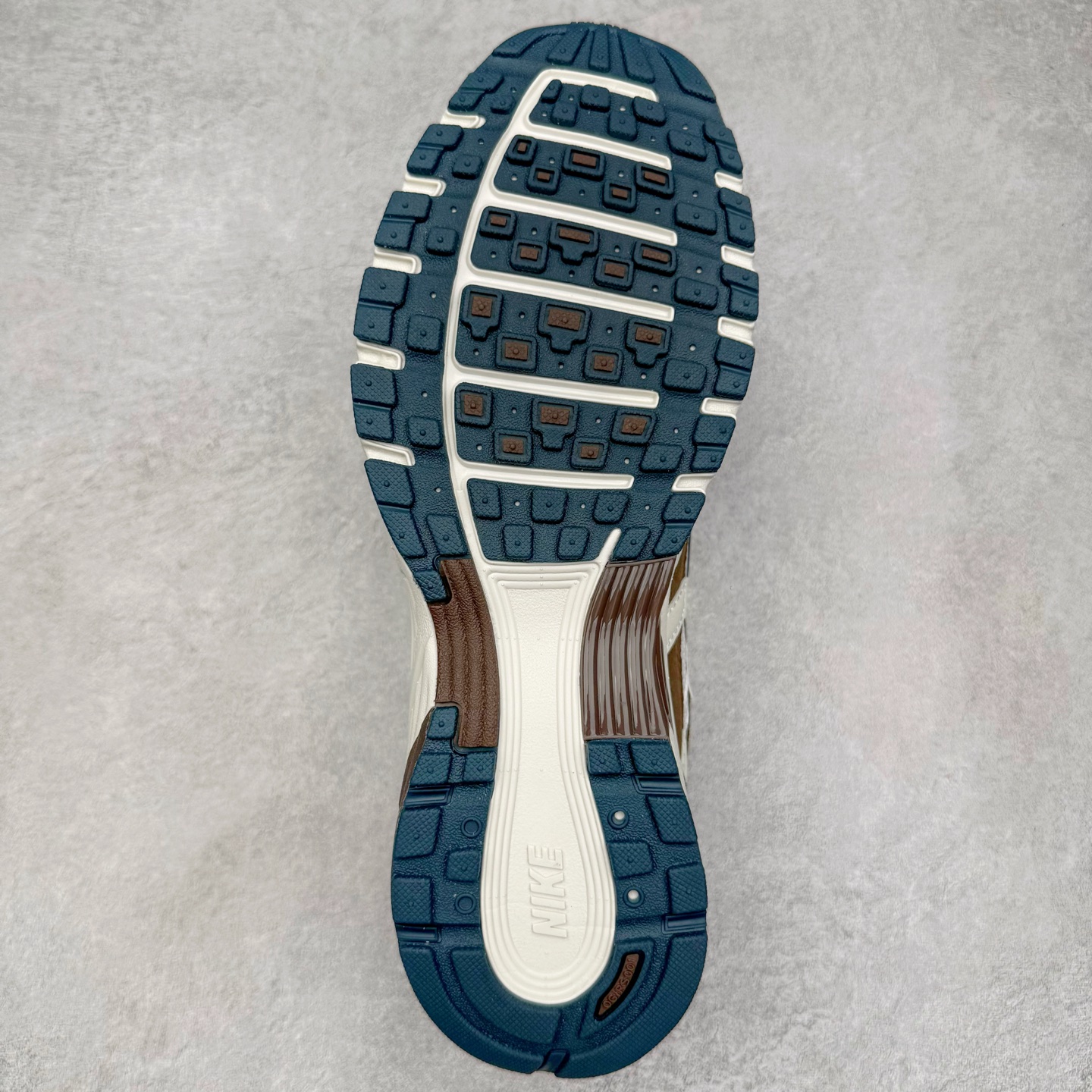 图片[9]-＃CS纯原 NK P-6000 系列低帮复古老爹风休闲运动舒适慢跑鞋 HV8972-001 购入原鞋原装纸板楦头开发 独家私模四层组合大底 市场唯一正确版本 良心定价 新配色陆续出货 进口三文治网面 融合 Pegasus 过往运动鞋设计 助力 21 世纪早期跑步运动跃升时尚新高度 采用透气网眼布、运动风格线条和耐穿覆面 兼具吸睛外观和舒适感受 中底泡绵以田径赛道为灵感 打造厚实设计 缔造出众缓震性能 尺码：36 36.5 37.5 38 38.5 39 40 40.5 41 42 42.5 43 44 44.5 45-选品中心