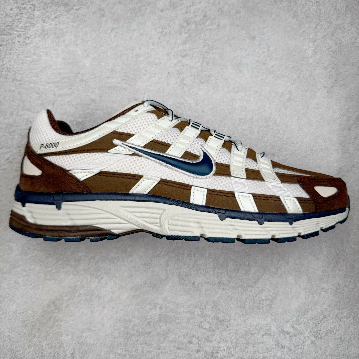 ＃CS纯原 NK P-6000 系列低帮复古老爹风休闲运动舒适慢跑鞋 HV8972-001 购入原鞋原装纸板楦头开发 独家私模四层组合大底 市场唯一正确版本 良心定价 新配色陆续出货 进口三文治网面 融合 Pegasus 过往运动鞋设计 助力 21 世纪早期跑步运动跃升时尚新高度 采用透气网眼布、运动风格线条和耐穿覆面 兼具吸睛外观和舒适感受 中底泡绵以田径赛道为灵感 打造厚实设计 缔造出众缓震性能 尺码：36 36.5 37.5 38 38.5 39 40 40.5 41 42 42.5 43 44 44.5 45-选品中心