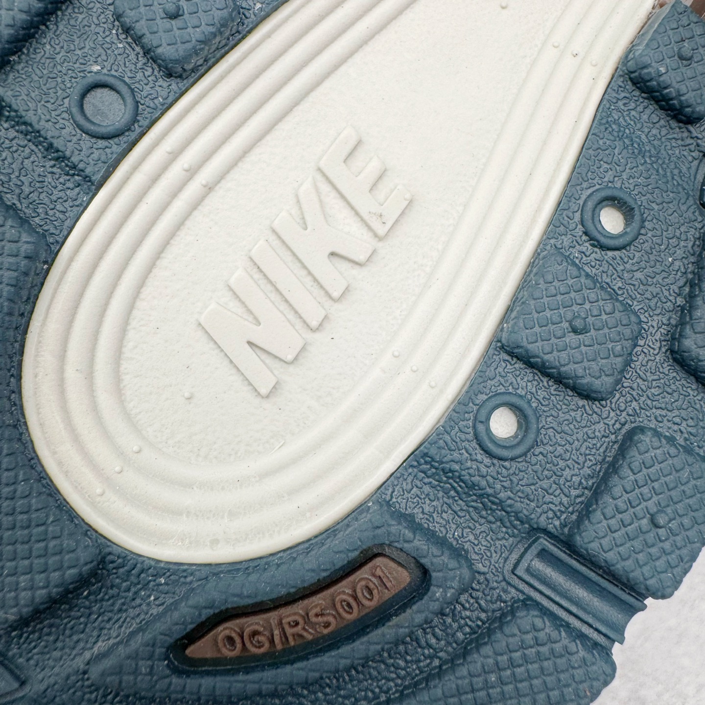 图片[20]-＃CS纯原 NK P-6000 系列低帮复古老爹风休闲运动舒适慢跑鞋 HV8972-001 购入原鞋原装纸板楦头开发 独家私模四层组合大底 市场唯一正确版本 良心定价 新配色陆续出货 进口三文治网面 融合 Pegasus 过往运动鞋设计 助力 21 世纪早期跑步运动跃升时尚新高度 采用透气网眼布、运动风格线条和耐穿覆面 兼具吸睛外观和舒适感受 中底泡绵以田径赛道为灵感 打造厚实设计 缔造出众缓震性能 尺码：36 36.5 37.5 38 38.5 39 40 40.5 41 42 42.5 43 44 44.5 45-选品中心