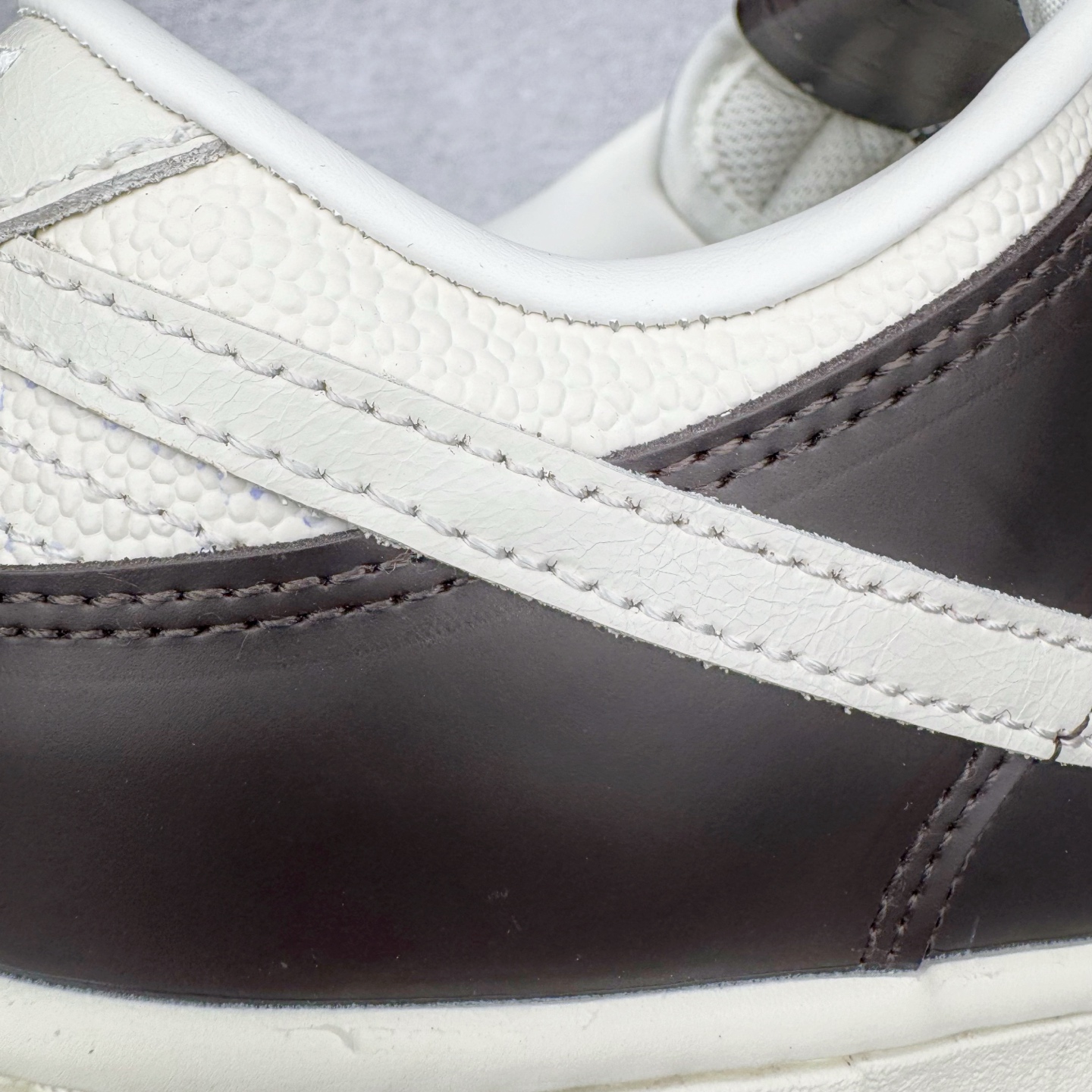 图片[16]-＃YC纯原 NK Dunk Low 棕白 IH7333-200 实力大厂出品 新配色陆续开发 利润个位数只为口碑 全套原纸板楦头开发 确保原汁原味 完美呈现DUNK版型 一比一鞋头弧度高度鞋身弧度 此版本只针对中端市场 皮料材质有所更替 其他数据细节工艺流程均保持一致 绝不口嗨 细节品控鞋型随意对比 独家私模官方第六代原厂航空铝磨具打磨大底 鞋头坡度极致还原 无解鞋型 原盒原配 圈内天花板工艺 原厂玻璃冲刀 超高清洁度 全鞋零毛边皮料切割 原厂中底布点胶 中底布拉帮走线遵循公司 尺码：36 36.5 37.5 38 38.5 39 40 40.5 41 42 42.5 43 44 44.5 45 46-选品中心