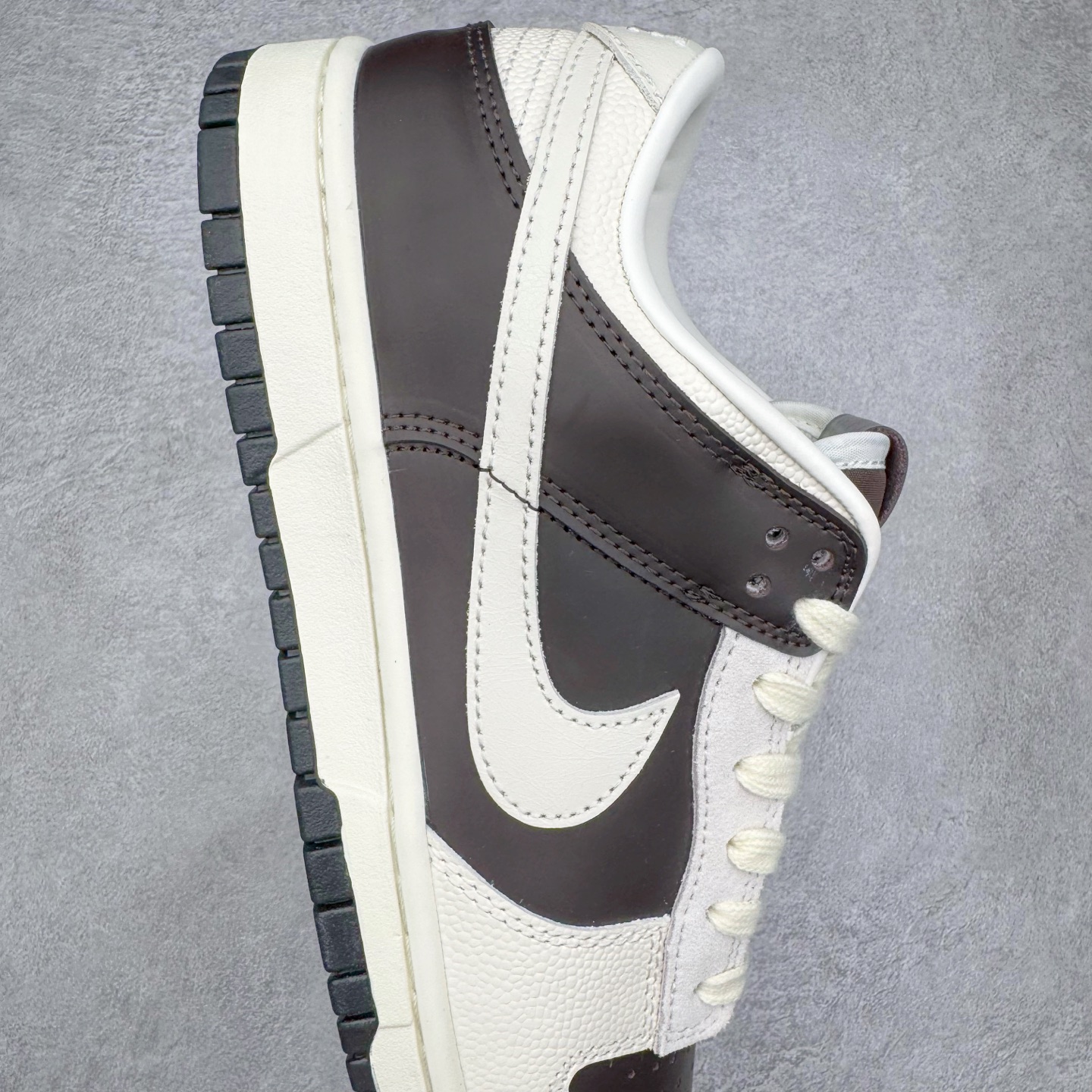 图片[6]-＃YC纯原 NK Dunk Low 棕白 IH7333-200 实力大厂出品 新配色陆续开发 利润个位数只为口碑 全套原纸板楦头开发 确保原汁原味 完美呈现DUNK版型 一比一鞋头弧度高度鞋身弧度 此版本只针对中端市场 皮料材质有所更替 其他数据细节工艺流程均保持一致 绝不口嗨 细节品控鞋型随意对比 独家私模官方第六代原厂航空铝磨具打磨大底 鞋头坡度极致还原 无解鞋型 原盒原配 圈内天花板工艺 原厂玻璃冲刀 超高清洁度 全鞋零毛边皮料切割 原厂中底布点胶 中底布拉帮走线遵循公司 尺码：36 36.5 37.5 38 38.5 39 40 40.5 41 42 42.5 43 44 44.5 45 46-选品中心