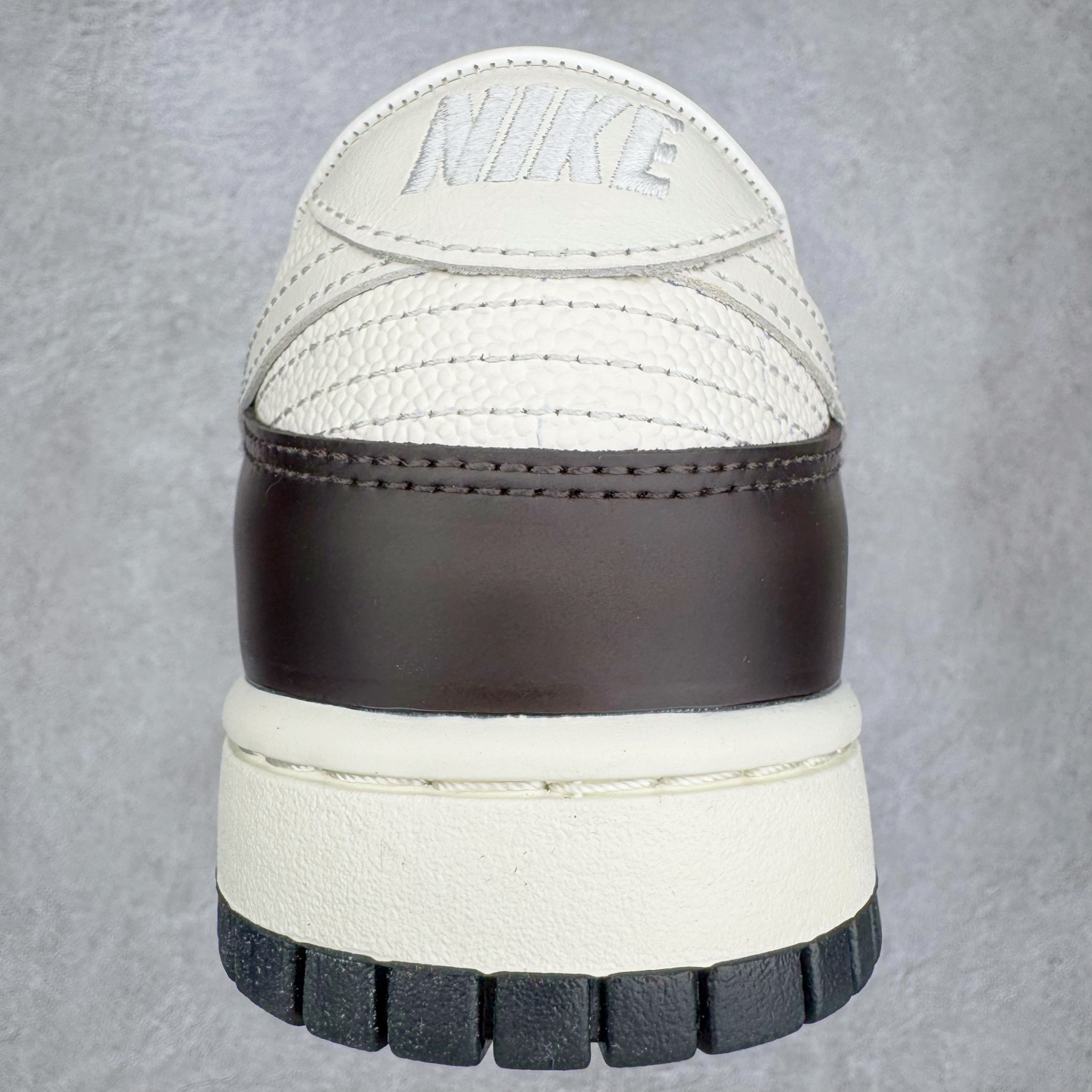图片[8]-＃YC纯原 NK Dunk Low 棕白 IH7333-200 实力大厂出品 新配色陆续开发 利润个位数只为口碑 全套原纸板楦头开发 确保原汁原味 完美呈现DUNK版型 一比一鞋头弧度高度鞋身弧度 此版本只针对中端市场 皮料材质有所更替 其他数据细节工艺流程均保持一致 绝不口嗨 细节品控鞋型随意对比 独家私模官方第六代原厂航空铝磨具打磨大底 鞋头坡度极致还原 无解鞋型 原盒原配 圈内天花板工艺 原厂玻璃冲刀 超高清洁度 全鞋零毛边皮料切割 原厂中底布点胶 中底布拉帮走线遵循公司 尺码：36 36.5 37.5 38 38.5 39 40 40.5 41 42 42.5 43 44 44.5 45 46-选品中心