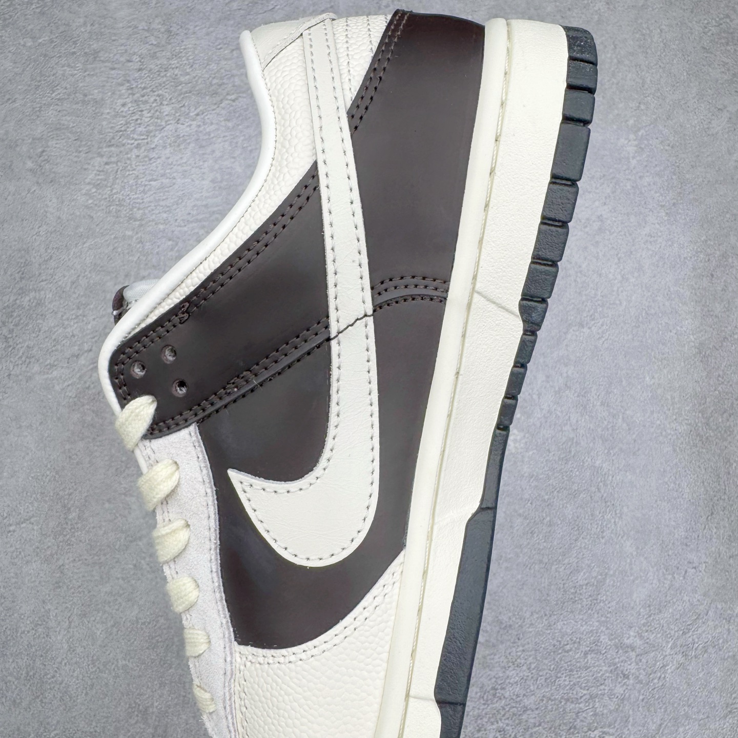 图片[7]-＃YC纯原 NK Dunk Low 棕白 IH7333-200 实力大厂出品 新配色陆续开发 利润个位数只为口碑 全套原纸板楦头开发 确保原汁原味 完美呈现DUNK版型 一比一鞋头弧度高度鞋身弧度 此版本只针对中端市场 皮料材质有所更替 其他数据细节工艺流程均保持一致 绝不口嗨 细节品控鞋型随意对比 独家私模官方第六代原厂航空铝磨具打磨大底 鞋头坡度极致还原 无解鞋型 原盒原配 圈内天花板工艺 原厂玻璃冲刀 超高清洁度 全鞋零毛边皮料切割 原厂中底布点胶 中底布拉帮走线遵循公司 尺码：36 36.5 37.5 38 38.5 39 40 40.5 41 42 42.5 43 44 44.5 45 46-选品中心