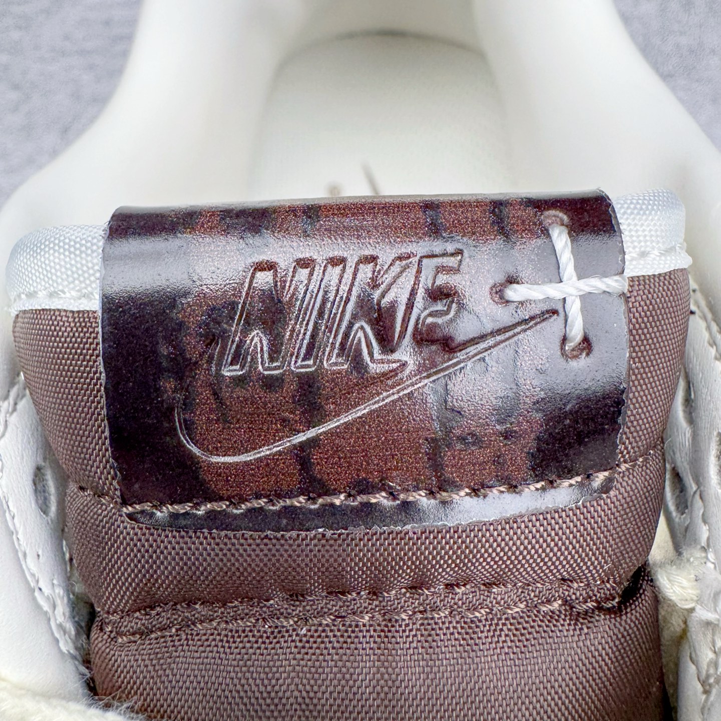 图片[13]-＃YC纯原 NK Dunk Low 棕白 IH7333-200 实力大厂出品 新配色陆续开发 利润个位数只为口碑 全套原纸板楦头开发 确保原汁原味 完美呈现DUNK版型 一比一鞋头弧度高度鞋身弧度 此版本只针对中端市场 皮料材质有所更替 其他数据细节工艺流程均保持一致 绝不口嗨 细节品控鞋型随意对比 独家私模官方第六代原厂航空铝磨具打磨大底 鞋头坡度极致还原 无解鞋型 原盒原配 圈内天花板工艺 原厂玻璃冲刀 超高清洁度 全鞋零毛边皮料切割 原厂中底布点胶 中底布拉帮走线遵循公司 尺码：36 36.5 37.5 38 38.5 39 40 40.5 41 42 42.5 43 44 44.5 45 46-选品中心