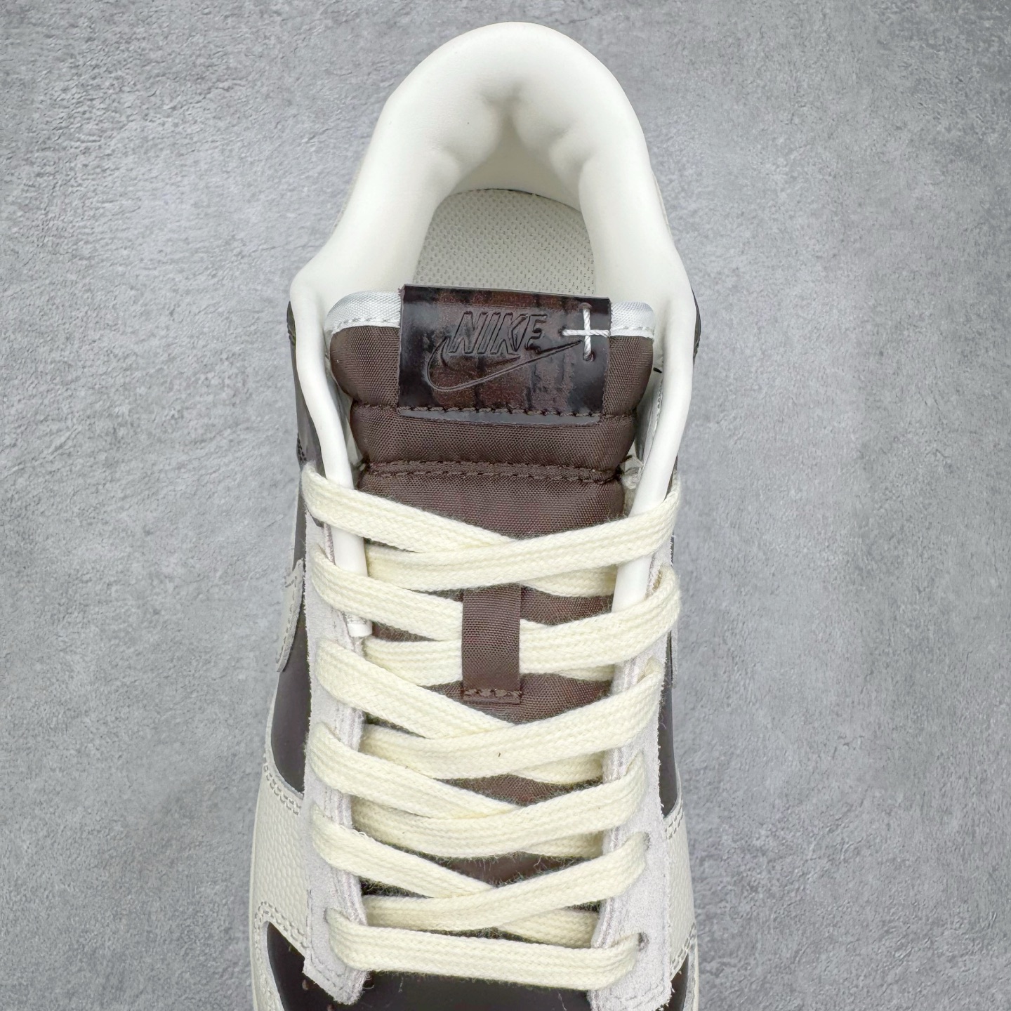 图片[5]-＃YC纯原 NK Dunk Low 棕白 IH7333-200 实力大厂出品 新配色陆续开发 利润个位数只为口碑 全套原纸板楦头开发 确保原汁原味 完美呈现DUNK版型 一比一鞋头弧度高度鞋身弧度 此版本只针对中端市场 皮料材质有所更替 其他数据细节工艺流程均保持一致 绝不口嗨 细节品控鞋型随意对比 独家私模官方第六代原厂航空铝磨具打磨大底 鞋头坡度极致还原 无解鞋型 原盒原配 圈内天花板工艺 原厂玻璃冲刀 超高清洁度 全鞋零毛边皮料切割 原厂中底布点胶 中底布拉帮走线遵循公司 尺码：36 36.5 37.5 38 38.5 39 40 40.5 41 42 42.5 43 44 44.5 45 46-选品中心