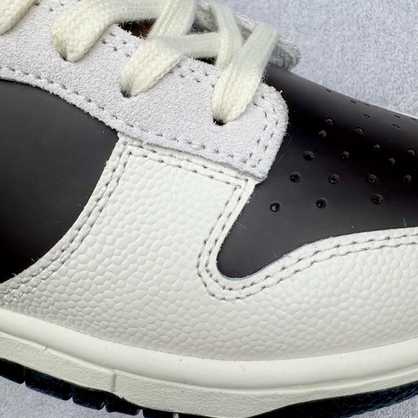 图片[18]-＃YC纯原 NK Dunk Low 棕白 IH7333-200 实力大厂出品 新配色陆续开发 利润个位数只为口碑 全套原纸板楦头开发 确保原汁原味 完美呈现DUNK版型 一比一鞋头弧度高度鞋身弧度 此版本只针对中端市场 皮料材质有所更替 其他数据细节工艺流程均保持一致 绝不口嗨 细节品控鞋型随意对比 独家私模官方第六代原厂航空铝磨具打磨大底 鞋头坡度极致还原 无解鞋型 原盒原配 圈内天花板工艺 原厂玻璃冲刀 超高清洁度 全鞋零毛边皮料切割 原厂中底布点胶 中底布拉帮走线遵循公司 尺码：36 36.5 37.5 38 38.5 39 40 40.5 41 42 42.5 43 44 44.5 45 46-选品中心