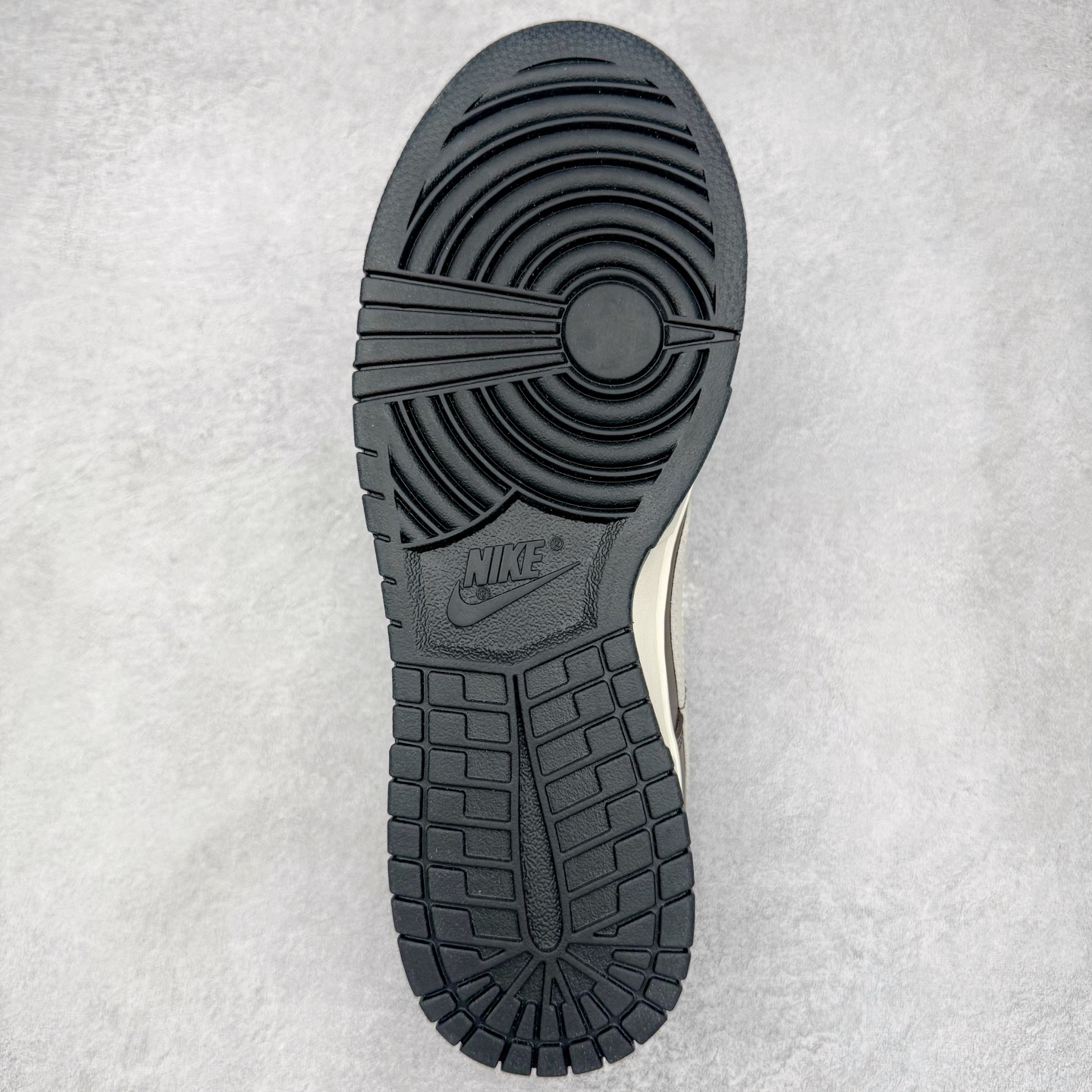 图片[9]-＃YC纯原 NK Dunk Low 棕白 IH7333-200 实力大厂出品 新配色陆续开发 利润个位数只为口碑 全套原纸板楦头开发 确保原汁原味 完美呈现DUNK版型 一比一鞋头弧度高度鞋身弧度 此版本只针对中端市场 皮料材质有所更替 其他数据细节工艺流程均保持一致 绝不口嗨 细节品控鞋型随意对比 独家私模官方第六代原厂航空铝磨具打磨大底 鞋头坡度极致还原 无解鞋型 原盒原配 圈内天花板工艺 原厂玻璃冲刀 超高清洁度 全鞋零毛边皮料切割 原厂中底布点胶 中底布拉帮走线遵循公司 尺码：36 36.5 37.5 38 38.5 39 40 40.5 41 42 42.5 43 44 44.5 45 46-选品中心