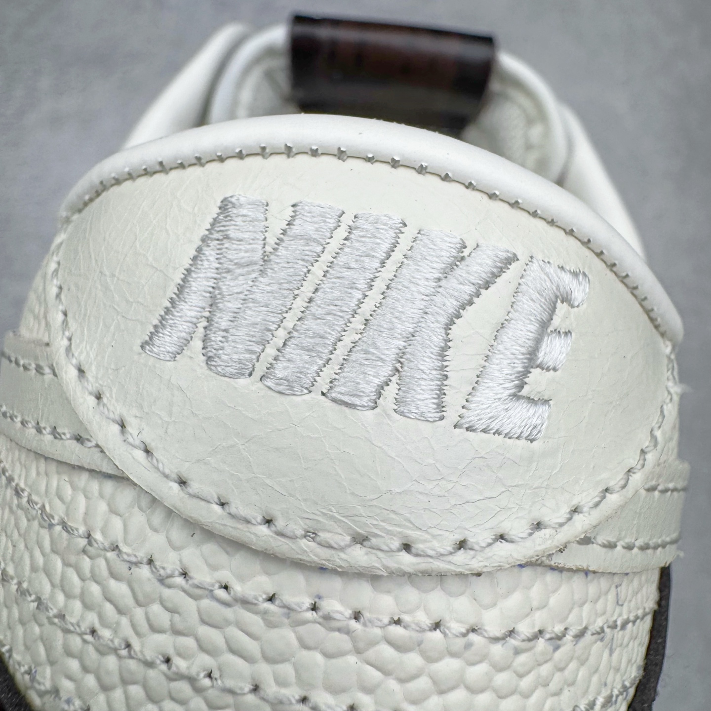 图片[15]-＃YC纯原 NK Dunk Low 棕白 IH7333-200 实力大厂出品 新配色陆续开发 利润个位数只为口碑 全套原纸板楦头开发 确保原汁原味 完美呈现DUNK版型 一比一鞋头弧度高度鞋身弧度 此版本只针对中端市场 皮料材质有所更替 其他数据细节工艺流程均保持一致 绝不口嗨 细节品控鞋型随意对比 独家私模官方第六代原厂航空铝磨具打磨大底 鞋头坡度极致还原 无解鞋型 原盒原配 圈内天花板工艺 原厂玻璃冲刀 超高清洁度 全鞋零毛边皮料切割 原厂中底布点胶 中底布拉帮走线遵循公司 尺码：36 36.5 37.5 38 38.5 39 40 40.5 41 42 42.5 43 44 44.5 45 46-选品中心