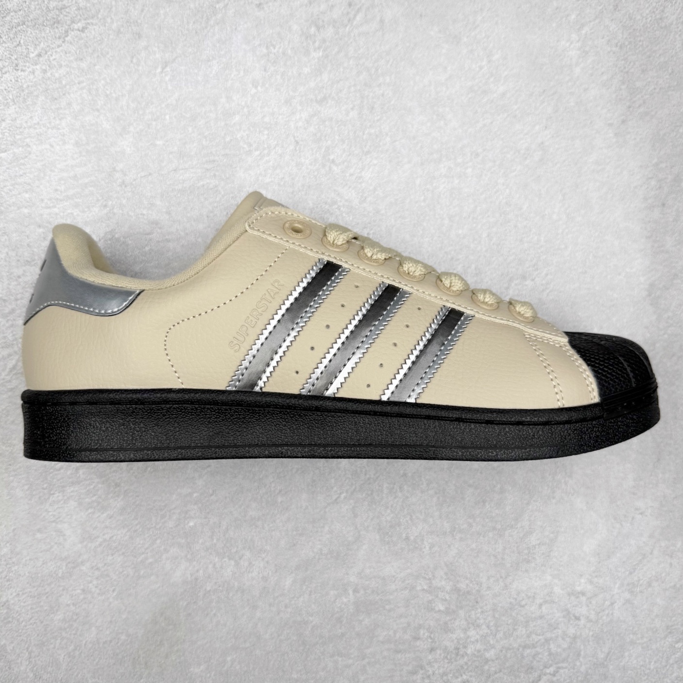 AD Originals Superstar 经典复古贝壳头板鞋 JR4234 诞生于1969年 是第一双将全皮面鞋 身与橡胶鞋头结合在一起的低帮篮球鞋 Superstar最开始 是作为高帮篮球鞋Pro Model的低帮版本而出现的 但因为其独特和醒目的橡胶鞋头造型而让大家熟知 被大家形象地称为\\\”shelltoe\\\”贝壳头 在70年代的美国职业篮球场上 接近3/4的NBA球员都将这双Superstar作为场上用鞋 80年代之后 经过不断的改良和发展 Superstar逐渐成为横跨时装、音乐、街头文化、休闲和运动等各大领域的时尚潮鞋 尺码：36 36.5 37 38 38.5 39 40 40.5 41 42 42.5 43 44 44.5 45-选品中心