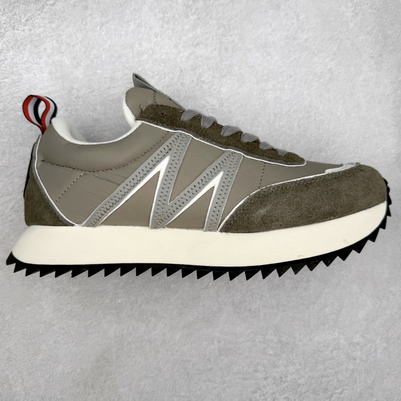 Moncler盟可睐 Pacey 麂皮圆头系带低帮生活休闲鞋 MONCLER（盟可睐）是一个以专业户外运动装备起家的服饰品牌，旗下产品以羽绒服为主。MONCLER，是小镇Monestier deClermont的缩写，于1952年在法国格勒诺布尔成立，现在总部设于意大利米兰。Moncler的品牌Logo是M字母与一只公鸡的组合。 Moncler品牌下面分：“Moncler Gamme Rouge”和“MonclerGamme Bleu”两个秀场品牌。实拍调校N版已经零色差零失真 百分百还原实物色彩所见即所得 不存在货不对板色差等低级问题 选购参考实物拍摄 不混卖不参货 只用心做好货严格选品 承诺混一赔十 尺码：36 36.5 37.5 38 38.5 39 40 40.5 41 42 42.5 43 44 44.5 45-选品中心