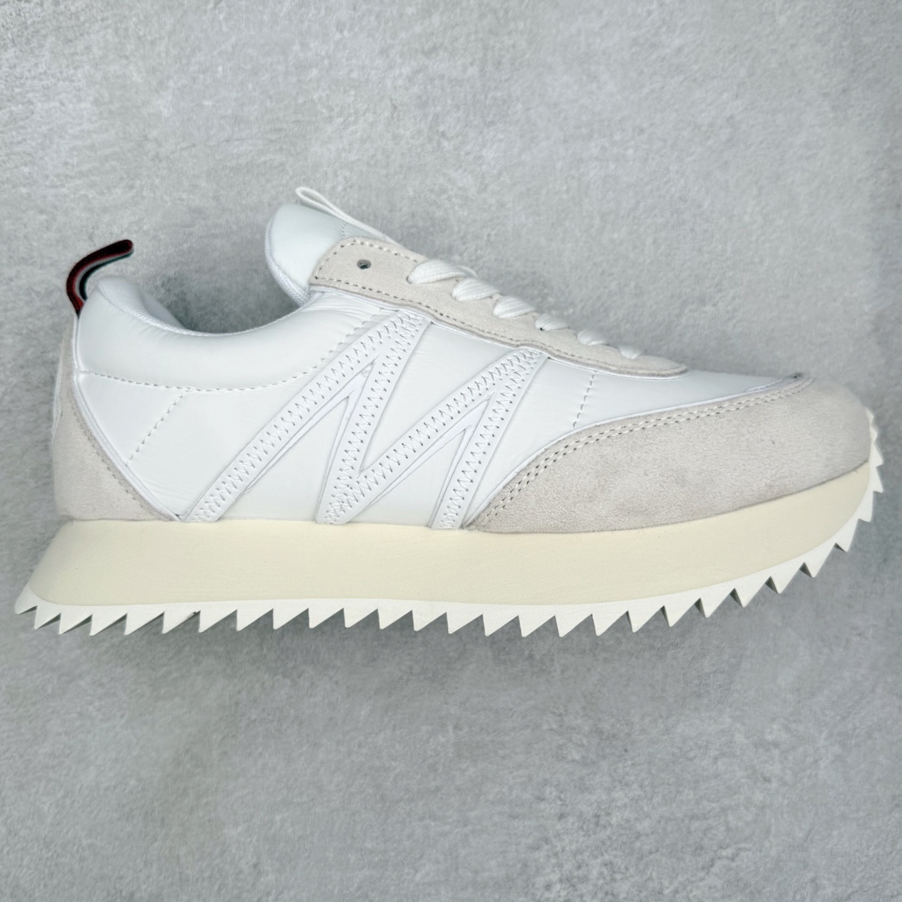 Moncler盟可睐 Pacey 麂皮圆头系带低帮生活休闲鞋 MONCLER（盟可睐）是一个以专业户外运动装备起家的服饰品牌，旗下产品以羽绒服为主。MONCLER，是小镇Monestier deClermont的缩写，于1952年在法国格勒诺布尔成立，现在总部设于意大利米兰。Moncler的品牌Logo是M字母与一只公鸡的组合。 Moncler品牌下面分：“Moncler Gamme Rouge”和“MonclerGamme Bleu”两个秀场品牌。实拍调校N版已经零色差零失真 百分百还原实物色彩所见即所得 不存在货不对板色差等低级问题 选购参考实物拍摄 不混卖不参货 只用心做好货严格选品 承诺混一赔十 尺码：36 36.5 37.5 38 38.5 39 40 40.5 41 42 42.5 43 44 44.5 45-选品中心