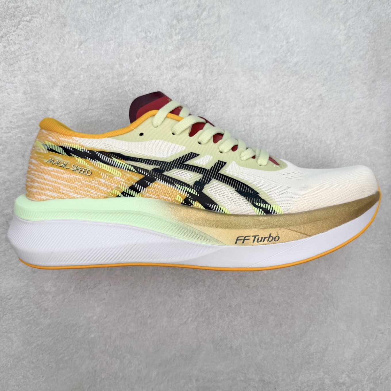 Asics Magic Speed 4 系列碳板竞速跑步鞋 鞋款采用亚瑟士FF BLAST CUSHIONING中底设计 为运动中带来回弾性和轻量性感受 工程网眼鞋面提供运动中所需的透气性和舒适性 内陷式碳板大底结构 带来运动时足底的舒适性和灵活性 帮助跑者获得轻盈的落地体验 尺码：36 37 38 39 39.5 40 40.5 41.5 42 42.5 43.5 44 45-选品中心