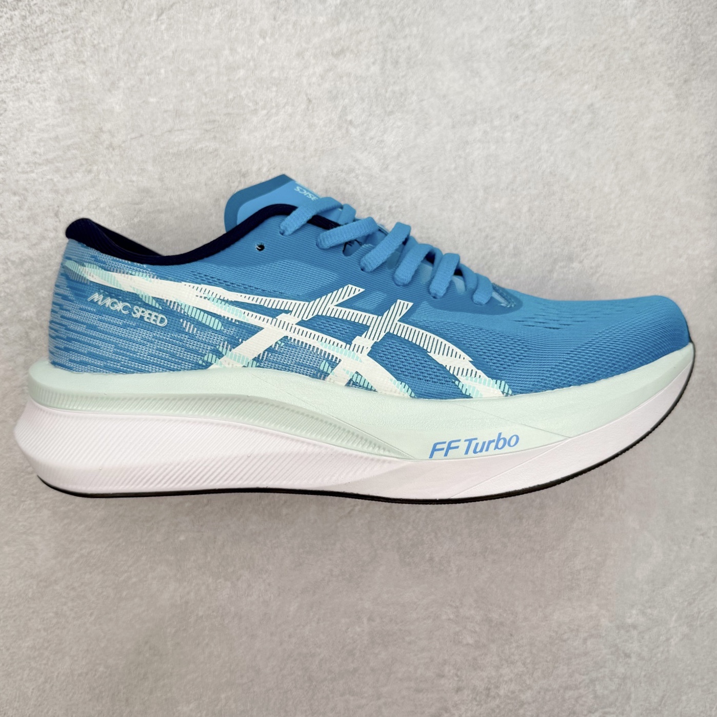 Asics Magic Speed 4 系列碳板竞速跑步鞋 鞋款采用亚瑟士FF BLAST CUSHIONING中底设计 为运动中带来回弾性和轻量性感受 工程网眼鞋面提供运动中所需的透气性和舒适性 内陷式碳板大底结构 带来运动时足底的舒适性和灵活性 帮助跑者获得轻盈的落地体验 尺码:36 37 38 39 39.5 40 40.5 41.5 42 42.5 43.5 44 45-选品中心