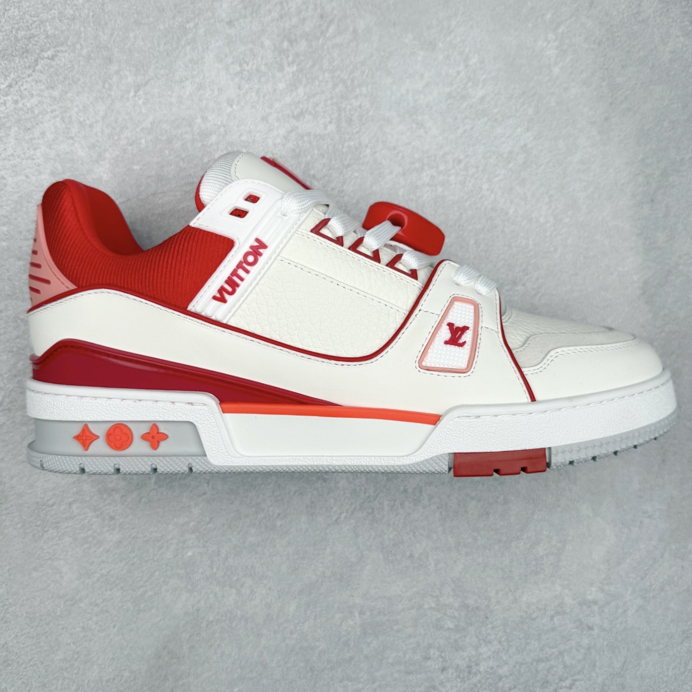 Louis Vuitton Trainer lv时装走秀运动鞋 完美鞋型超高的清洁度 零毛边线头瑕疵 全套原楦原纸版原鞋开模 全网最具灵魂的版型 正确原装黄色鞋盒 正确中底印花 鞋面印花3D高频深度立体 全鞋电脑针车 紧密相连 针距密度一致 环保乳胶注塑鞋垫 厚度脚感还原原版 皮面裁剪部位 统一油边封口工艺 原装橡胶大底含胶量大底组合零偏差 专柜全套包装 防尘袋 说明书 质保卡 男女鞋 尺码：35 36 37 38 39 40 41 42 43 44 45-选品中心