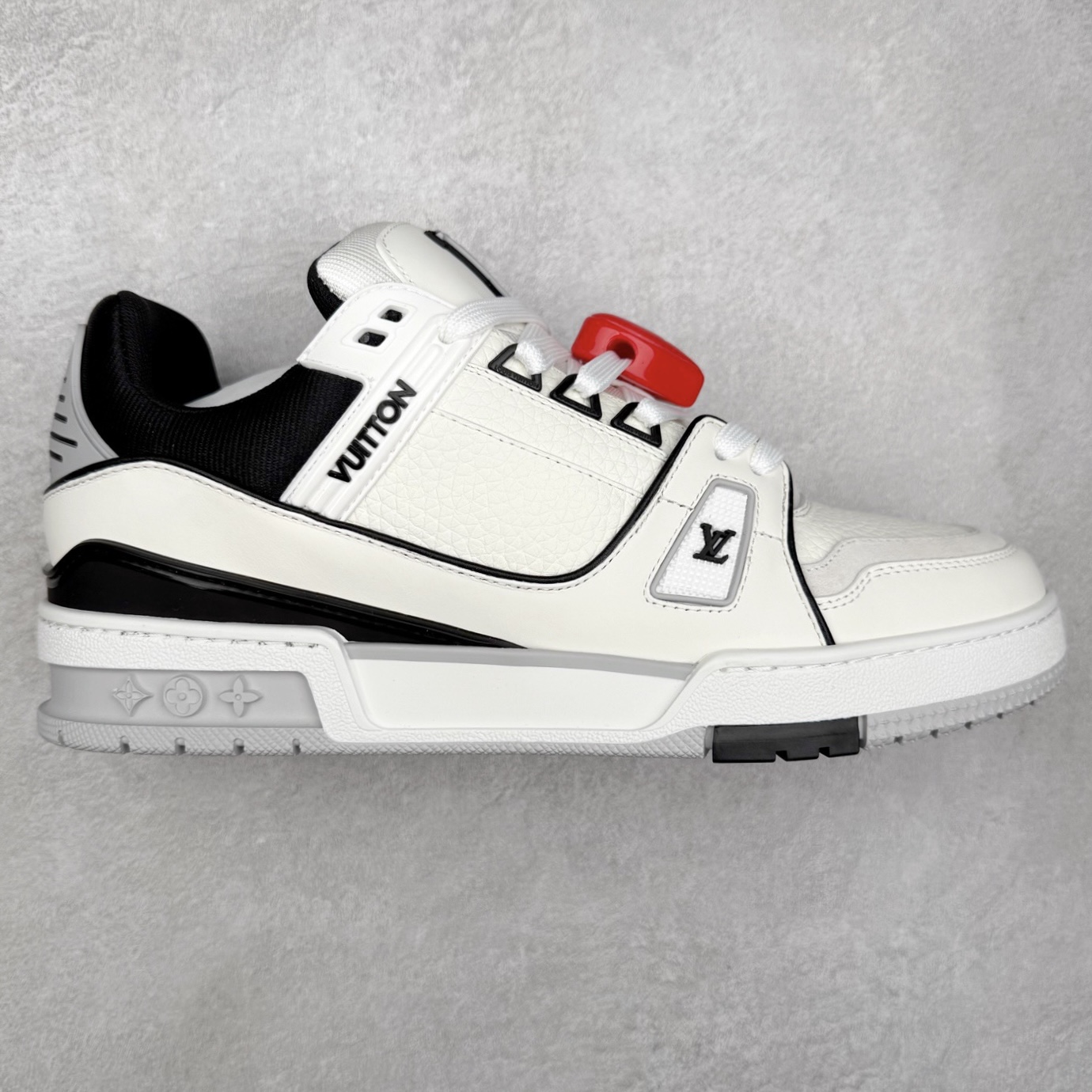 Louis Vuitton Trainer lv时装走秀运动鞋 完美鞋型超高的清洁度 零毛边线头瑕疵 全套原楦原纸版原鞋开模 全网最具灵魂的版型 正确原装黄色鞋盒 正确中底印花 鞋面印花3D高频深度立体 全鞋电脑针车 紧密相连 针距密度一致 环保乳胶注塑鞋垫 厚度脚感还原原版 皮面裁剪部位 统一油边封口工艺 原装橡胶大底含胶量大底组合零偏差 专柜全套包装 防尘袋 说明书 质保卡 男女鞋 尺码：35 36 37 38 39 40 41 42 43 44 45-选品中心