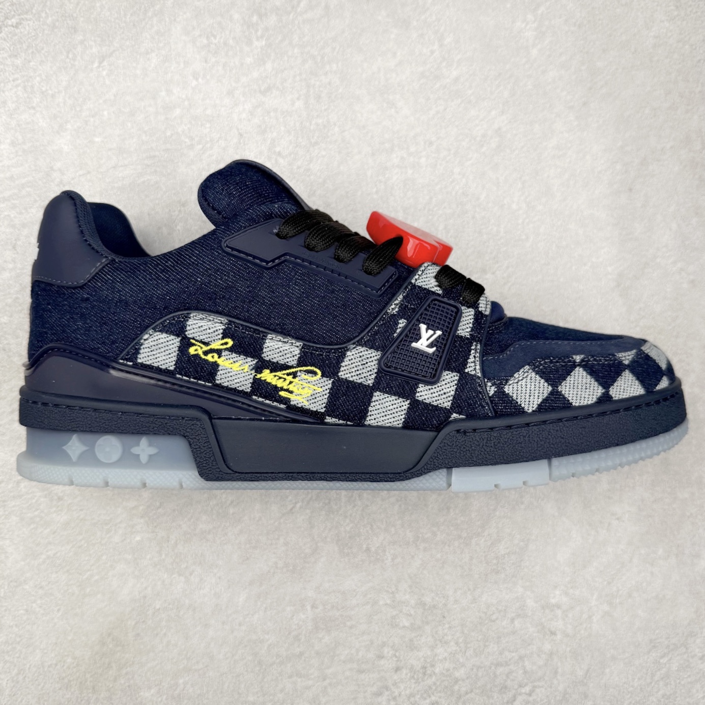 Louis Vuitton Trainer lv时装走秀运动鞋 完美鞋型超高的清洁度 零毛边线头瑕疵 全套原楦原纸版原鞋开模 全网最具灵魂的版型 正确原装黄色鞋盒 正确中底印花 鞋面印花3D高频深度立体 全鞋电脑针车 紧密相连 针距密度一致 环保乳胶注塑鞋垫 厚度脚感还原原版 皮面裁剪部位 统一油边封口工艺 原装橡胶大底含胶量大底组合零偏差 专柜全套包装 防尘袋 说明书 质保卡 男女鞋 尺码：35 36 37 38 39 40 41 42 43 44 45-选品中心