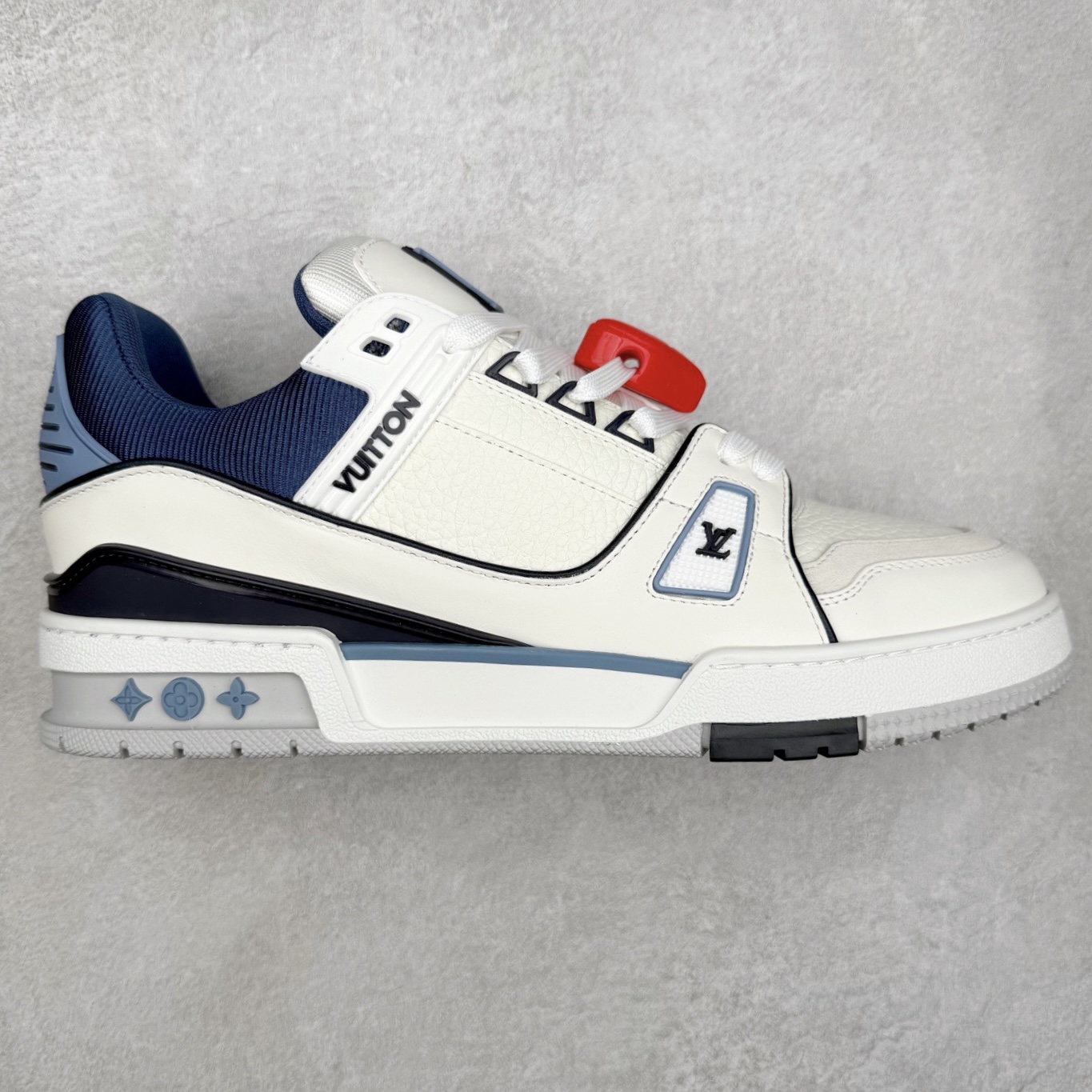 Louis Vuitton Trainer lv时装走秀运动鞋 完美鞋型超高的清洁度 零毛边线头瑕疵 全套原楦原纸版原鞋开模 全网最具灵魂的版型 正确原装黄色鞋盒 正确中底印花 鞋面印花3D高频深度立体 全鞋电脑针车 紧密相连 针距密度一致 环保乳胶注塑鞋垫 厚度脚感还原原版 皮面裁剪部位 统一油边封口工艺 原装橡胶大底含胶量大底组合零偏差 专柜全套包装 防尘袋 说明书 质保卡 男女鞋 尺码：35 36 37 38 39 40 41 42 43 44 45-选品中心