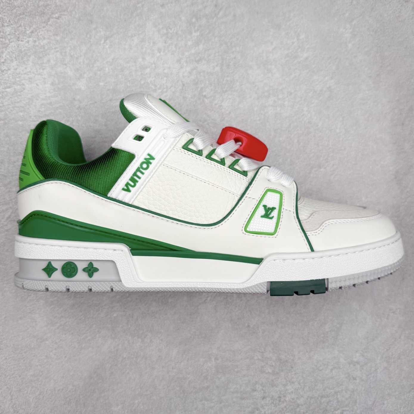 Louis Vuitton Trainer lv时装走秀运动鞋 完美鞋型超高的清洁度 零毛边线头瑕疵 全套原楦原纸版原鞋开模 全网最具灵魂的版型 正确原装黄色鞋盒 正确中底印花 鞋面印花3D高频深度立体 全鞋电脑针车 紧密相连 针距密度一致 环保乳胶注塑鞋垫 厚度脚感还原原版 皮面裁剪部位 统一油边封口工艺 原装橡胶大底含胶量大底组合零偏差 专柜全套包装 防尘袋 说明书 质保卡 男女鞋 尺码：35 36 37 38 39 40 41 42 43 44 45-选品中心