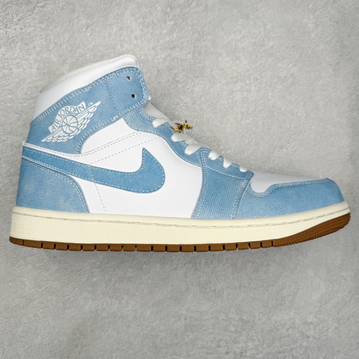 ＃K版 Air Jordan AJ1 Mid 中帮 牛仔蓝白 HQ2005-100 原厂内置全掌气垫 A模大底 头层小牛皮 鞋舌AJ原厂专用牛津布+AJ专用反口珍珠布+原厂无杂质高弹内里海棉 特殊封边弹力鞋带 全网唯一头层牛皮 原鞋开模 拒绝公底 购置公司同步原材料 原汁原味 忠于原版‼️尺码：36 36.5 37.5 38 38.5 39 40 40.5 41 42 42.5 43 44 44.5 45 46 47.5-选品中心