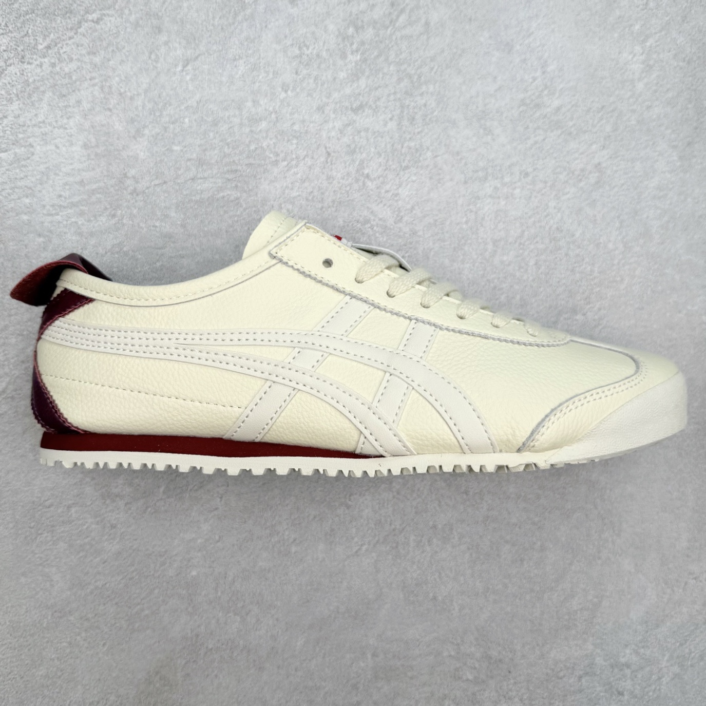 ＃C版 Asics Onitsuka Tiger MEXICO 66 亚瑟士鬼冢虎复古经典板鞋 市场王者选手 海外订单工厂出品 长期生产补货永不断码 超成熟稳定的做工品控 原装全套纸板楦头开发 原汁原味 完美呈现版型 私模正确鞋底咬花纹路 一比一鞋头弧度高度鞋身弧度 绝不口嗨 细节品控鞋型随意秒杀市面 原档咬花纹路私模大底 一个单元有六个三角形 总体形拼接呈现花瓣状 官方四联吊牌 原装Ortholite轻量化鞋垫 原盒原配 质保卡 说明书 钢印防尘纸 纸板中底带钢印 乳胶组合鞋垫 支持全方位的对比专柜 产品从款式颜色造型上体现出追求舒适和细节的完美 鞋类更是推崇手工制作的严谨与完美 融舒适性与可穿性的设计风格 注重细节的完美和别致魅力 既保持稳重 又不失轻松的时尚感 尺码：36 37 37.5 38 39 39.5 40 40.5 41.5 42 42.5 43.5 44 45-选品中心