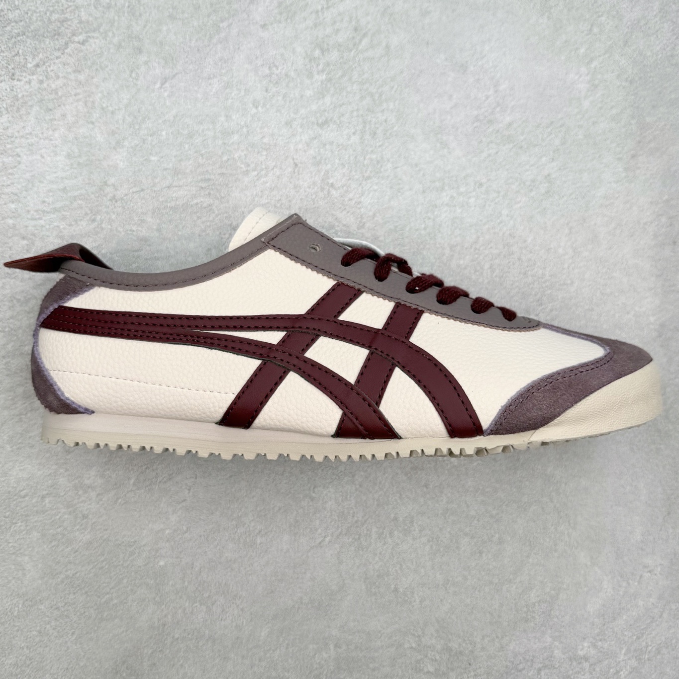 ＃C版 Asics Onitsuka Tiger MEXICO 66 亚瑟士鬼冢虎复古经典板鞋 市场王者选手 海外订单工厂出品 长期生产补货永不断码 超成熟稳定的做工品控 原装全套纸板楦头开发 原汁原味 完美呈现版型 私模正确鞋底咬花纹路 一比一鞋头弧度高度鞋身弧度 绝不口嗨 细节品控鞋型随意秒杀市面 原档咬花纹路私模大底 一个单元有六个三角形 总体形拼接呈现花瓣状 官方四联吊牌 原装Ortholite轻量化鞋垫 原盒原配 质保卡 说明书 钢印防尘纸 纸板中底带钢印 乳胶组合鞋垫 支持全方位的对比专柜 产品从款式颜色造型上体现出追求舒适和细节的完美 鞋类更是推崇手工制作的严谨与完美 融舒适性与可穿性的设计风格 注重细节的完美和别致魅力 既保持稳重 又不失轻松的时尚感 尺码：36 37 37.5 38 39 39.5 40 40.5 41.5 42 42.5 43.5 44 45-选品中心