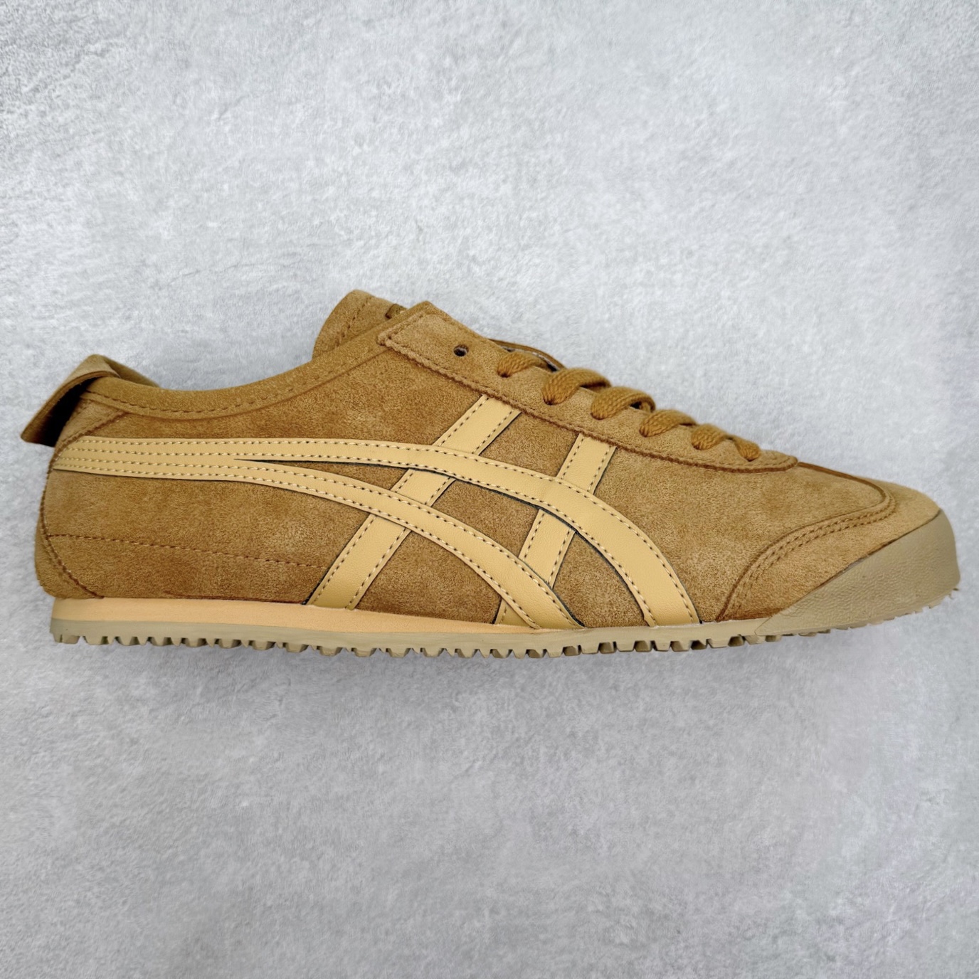 ＃C版 Asics Onitsuka Tiger MEXICO 66 亚瑟士鬼冢虎复古经典板鞋 市场王者选手 海外订单工厂出品 长期生产补货永不断码 超成熟稳定的做工品控 原装全套纸板楦头开发 原汁原味 完美呈现版型 私模正确鞋底咬花纹路 一比一鞋头弧度高度鞋身弧度 绝不口嗨 细节品控鞋型随意秒杀市面 原档咬花纹路私模大底 一个单元有六个三角形 总体形拼接呈现花瓣状 官方四联吊牌 原装Ortholite轻量化鞋垫 原盒原配 质保卡 说明书 钢印防尘纸 纸板中底带钢印 乳胶组合鞋垫 支持全方位的对比专柜 产品从款式颜色造型上体现出追求舒适和细节的完美 鞋类更是推崇手工制作的严谨与完美 融舒适性与可穿性的设计风格 注重细节的完美和别致魅力 既保持稳重 又不失轻松的时尚感 尺码：36 37 37.5 38 39 39.5 40 40.5 41.5 42 42.5 43.5 44 45-选品中心