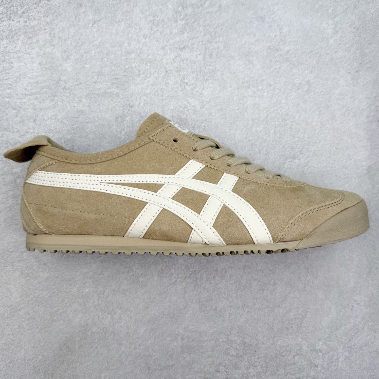 ＃C版 Asics Onitsuka Tiger MEXICO 66 亚瑟士鬼冢虎复古经典板鞋 市场王者选手 海外订单工厂出品 长期生产补货永不断码 超成熟稳定的做工品控 原装全套纸板楦头开发 原汁原味 完美呈现版型 私模正确鞋底咬花纹路 一比一鞋头弧度高度鞋身弧度 绝不口嗨 细节品控鞋型随意秒杀市面 原档咬花纹路私模大底 一个单元有六个三角形 总体形拼接呈现花瓣状 官方四联吊牌 原装Ortholite轻量化鞋垫 原盒原配 质保卡 说明书 钢印防尘纸 纸板中底带钢印 乳胶组合鞋垫 支持全方位的对比专柜 产品从款式颜色造型上体现出追求舒适和细节的完美 鞋类更是推崇手工制作的严谨与完美 融舒适性与可穿性的设计风格 注重细节的完美和别致魅力 既保持稳重 又不失轻松的时尚感 尺码：36 37 37.5 38 39 39.5 40 40.5 41.5 42 42.5 43.5 44 45-选品中心