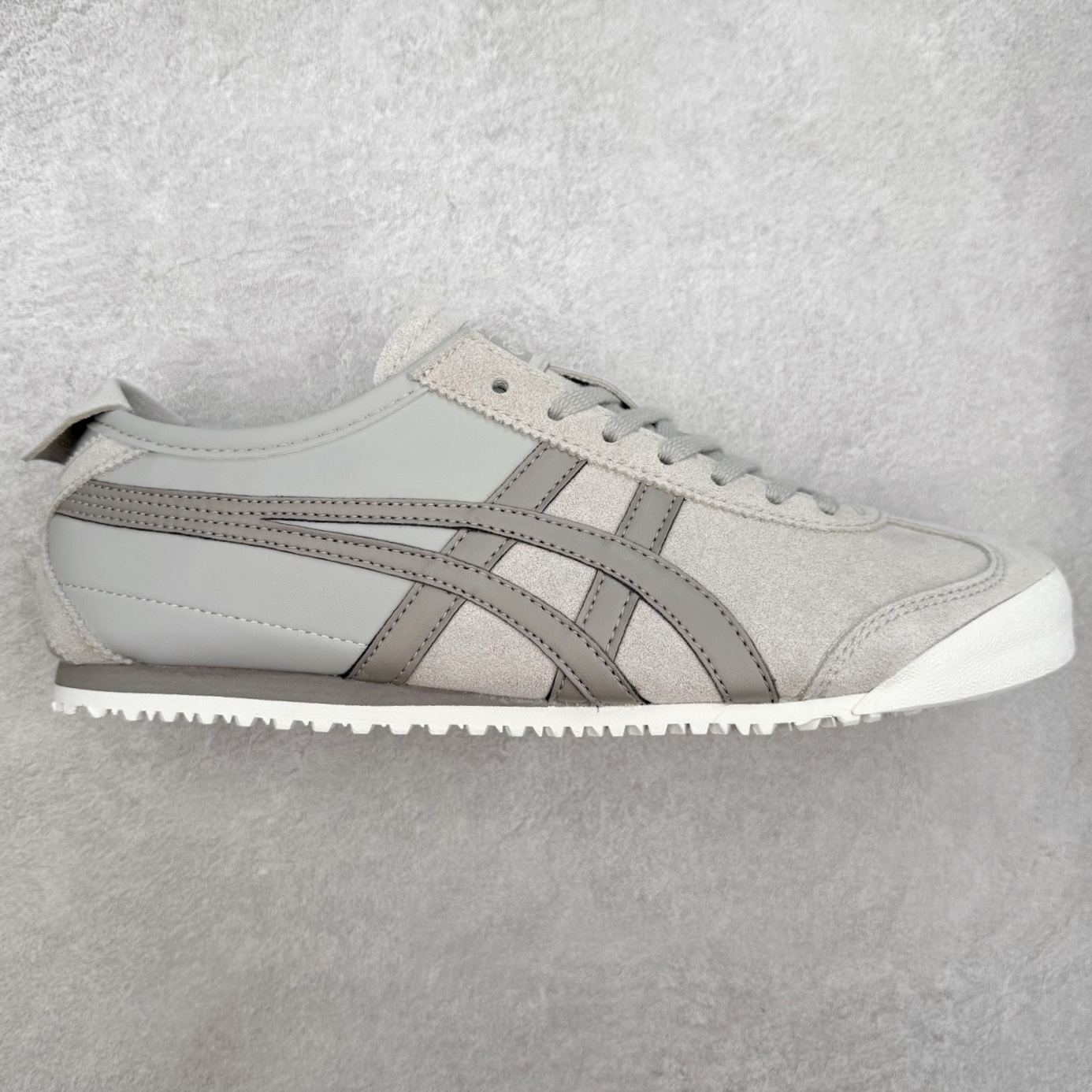 ＃C版 Asics Onitsuka Tiger MEXICO 66 亚瑟士鬼冢虎复古经典板鞋 市场王者选手 海外订单工厂出品 长期生产补货永不断码 超成熟稳定的做工品控 原装全套纸板楦头开发 原汁原味 完美呈现版型 私模正确鞋底咬花纹路 一比一鞋头弧度高度鞋身弧度 绝不口嗨 细节品控鞋型随意秒杀市面 原档咬花纹路私模大底 一个单元有六个三角形 总体形拼接呈现花瓣状 官方四联吊牌 原装Ortholite轻量化鞋垫 原盒原配 质保卡 说明书 钢印防尘纸 纸板中底带钢印 乳胶组合鞋垫 支持全方位的对比专柜 产品从款式颜色造型上体现出追求舒适和细节的完美 鞋类更是推崇手工制作的严谨与完美 融舒适性与可穿性的设计风格 注重细节的完美和别致魅力 既保持稳重 又不失轻松的时尚感 尺码：36 37 37.5 38 39 39.5 40 40.5 41.5 42 42.5 43.5 44 45-选品中心